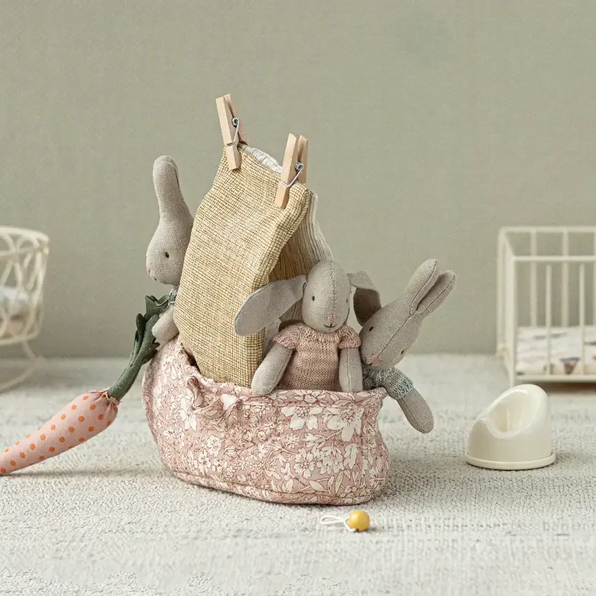 Bunny in carry cot, Micro