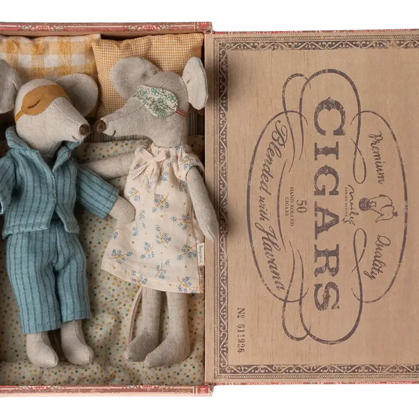Mum & Dad mice in Cigarbox