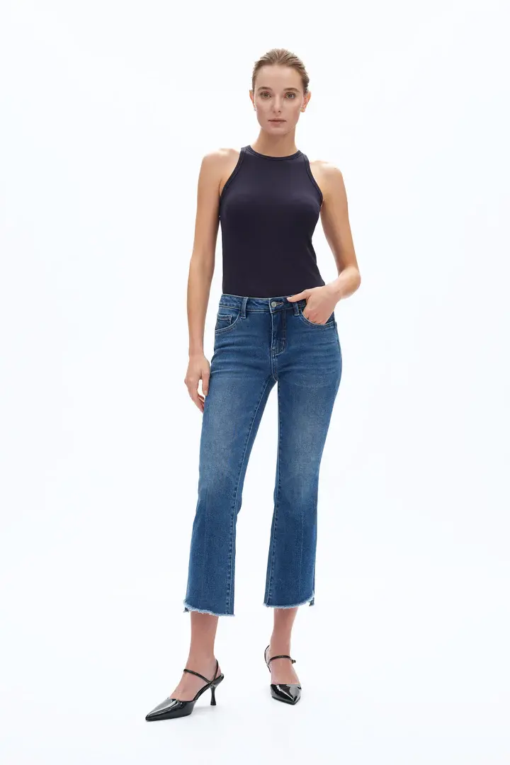 Bayeas Crop Jeans w/ Frayed Hem