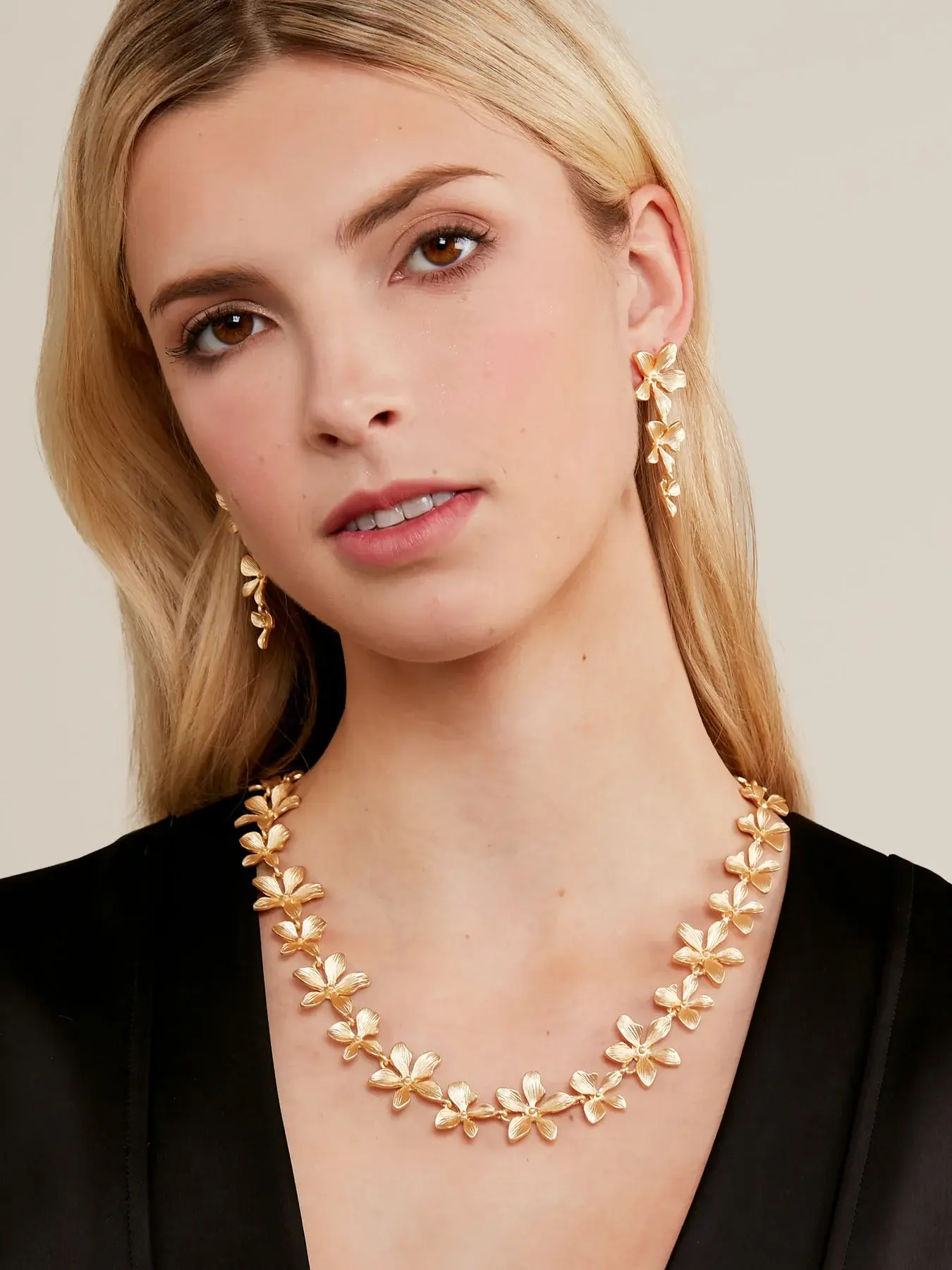 Zenzii Metal Graduated Flower Necklace