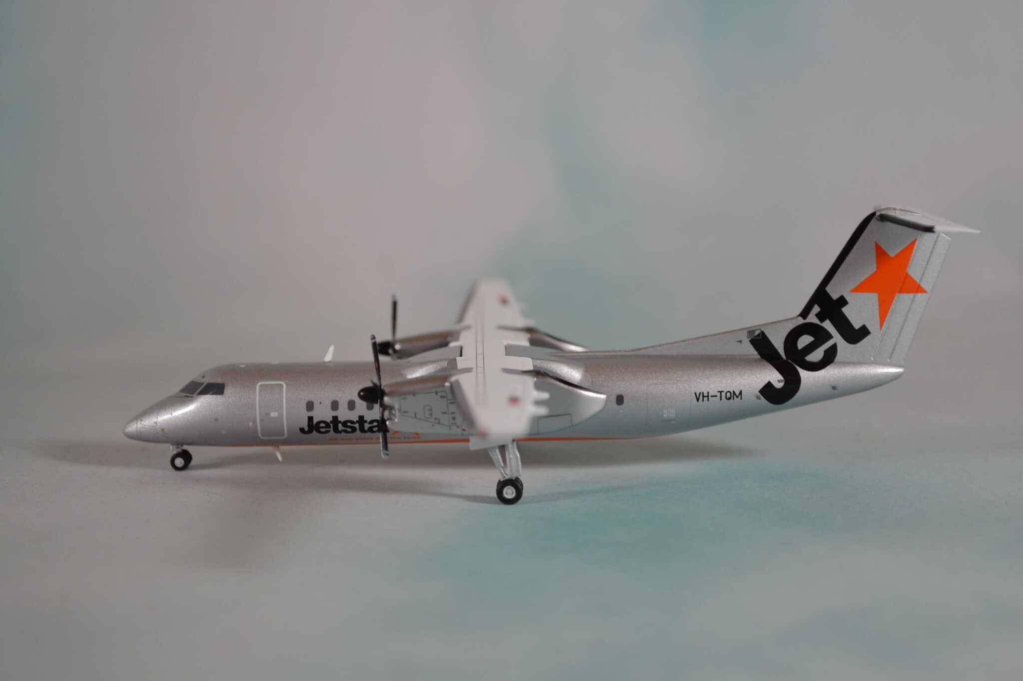 ❶　1/200　Jetstar ボンバルディア ダッシュ8-300 VH-TQM ➀ 1/200 Jetstar ボンバルディア ダッシュ8-300 VH-TQM - メルカリ
