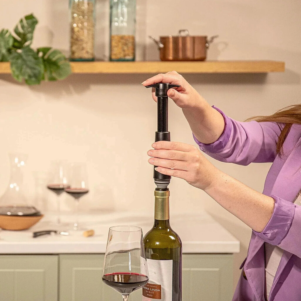 Vacuvin Vacuum Wine Saver w/ 2 stoppers - Black