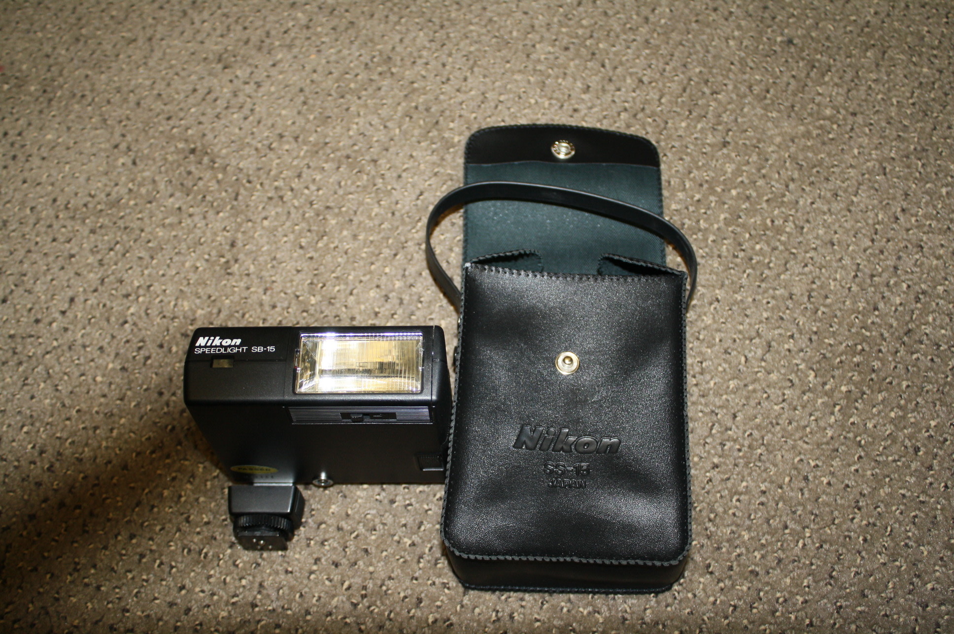 Nikon SB15 Speedlight Flash With Case EXCELLENT CONDITION Camera