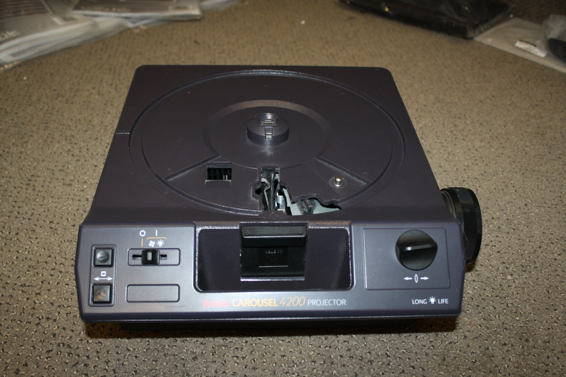 Kodak Carousel 4200 Slide Projector with zoom lens and remote(Preowned
