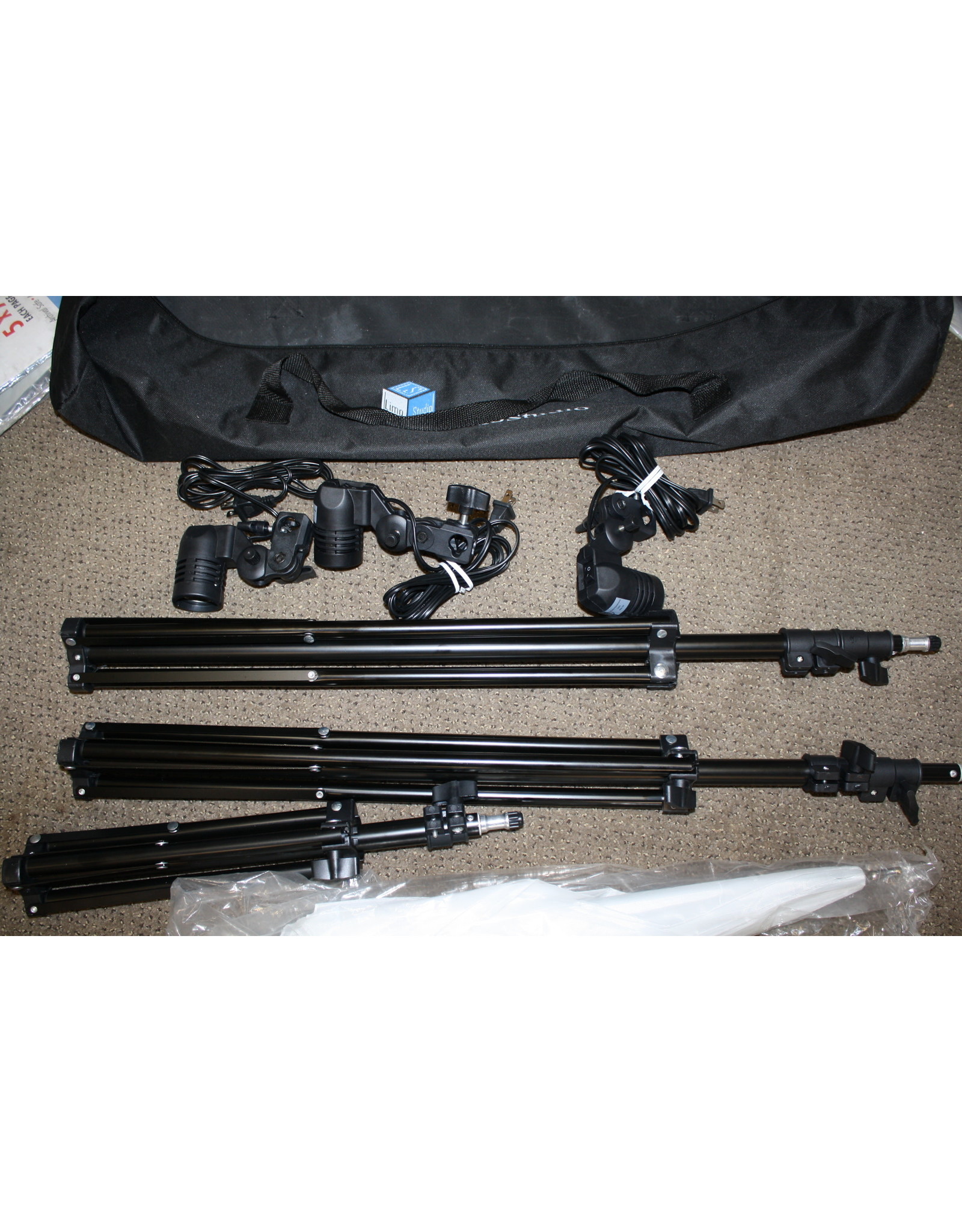 LimoStudio LimoStudio three light outfit with 2 umbrellas and carry case (OPEN BOX)