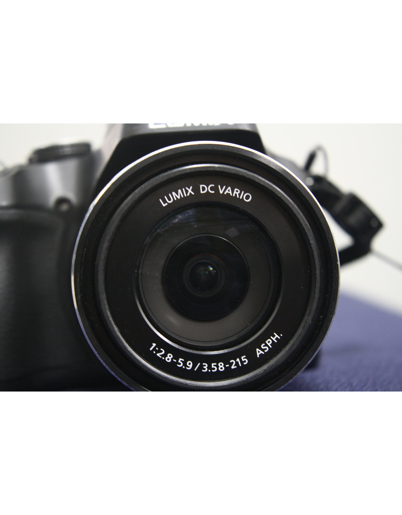Panasonic Panasonic LUMIX DMC-FZ70 16.1 MP Digital Camera with 60x Optical Image Stabilized Zoom and 3-Inch LCD (Black)w/ Case, 2-batteries and charger (Pre-Owned)