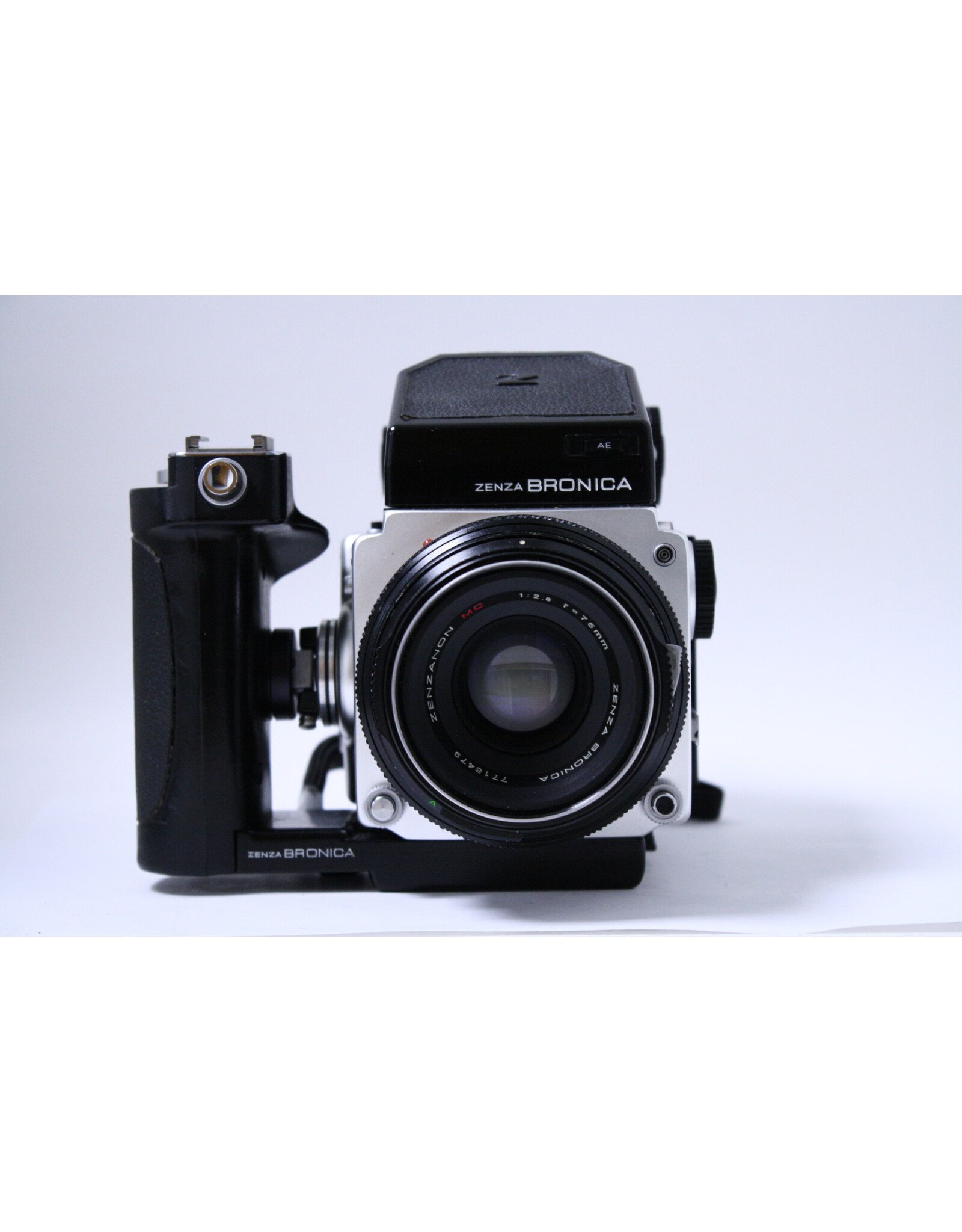 Bronica Zenza Bronica ETR with AE Finder, 120 Back, Grip, and 75mm f2.8  Lens (Pre-owned)