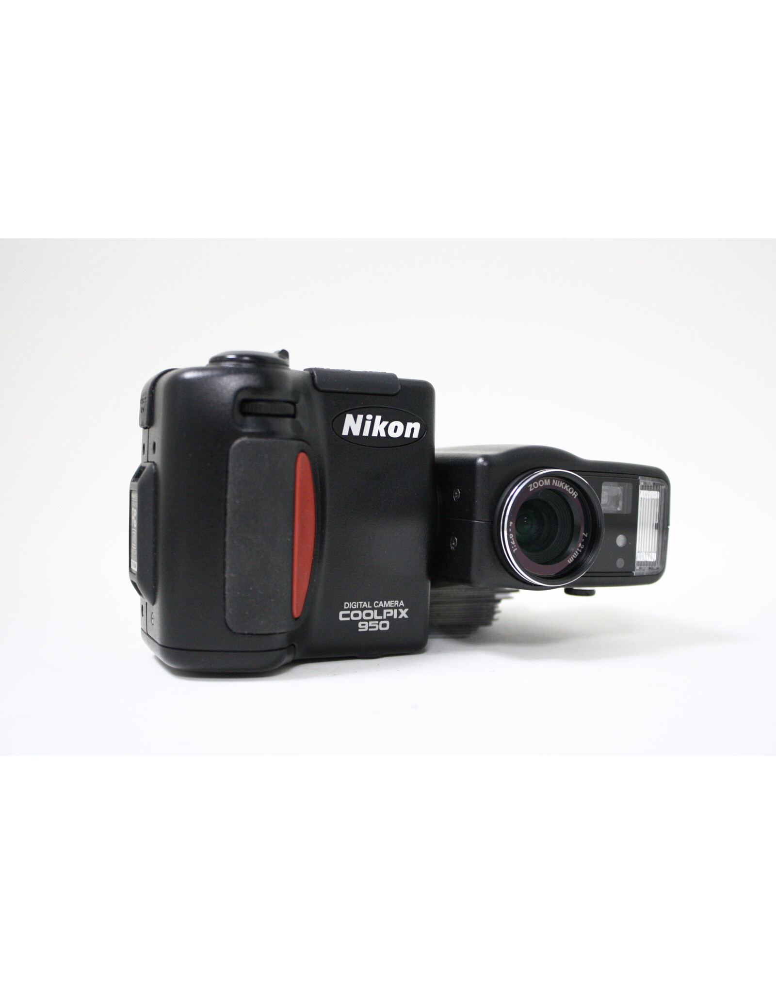 Nikon Nikon Coolpix 950 Point and Shoot 2MP Digital Camera - 3x Optical Zoom(Pre-Owned)