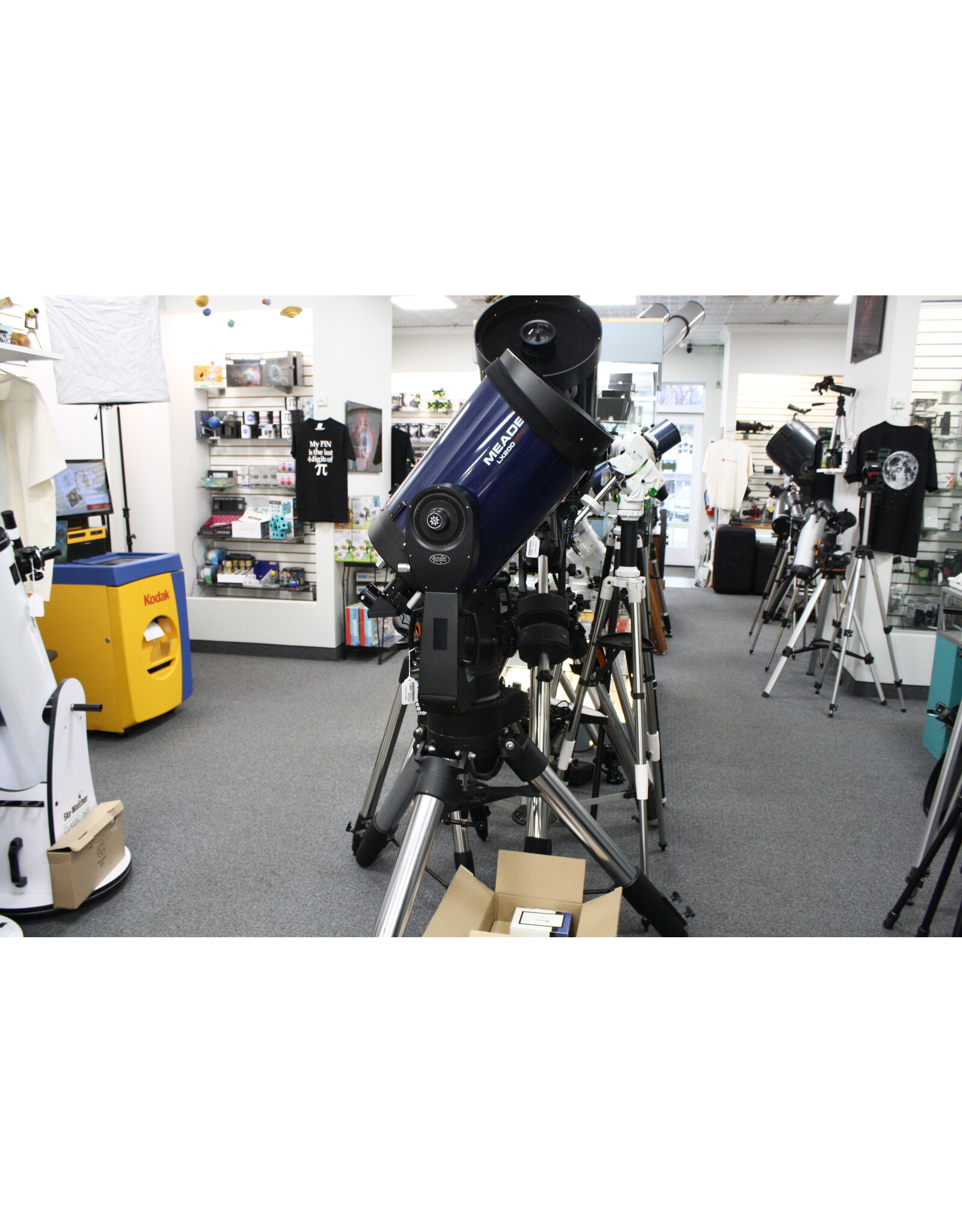 Meade Meade 12" LX200GPS with Giant Field Tripod, RS232 Cable, AC Adapter, DC Power Cord, Microfocuser, 2 Inch Diagonal, And Full Petersen UPGRADES!
