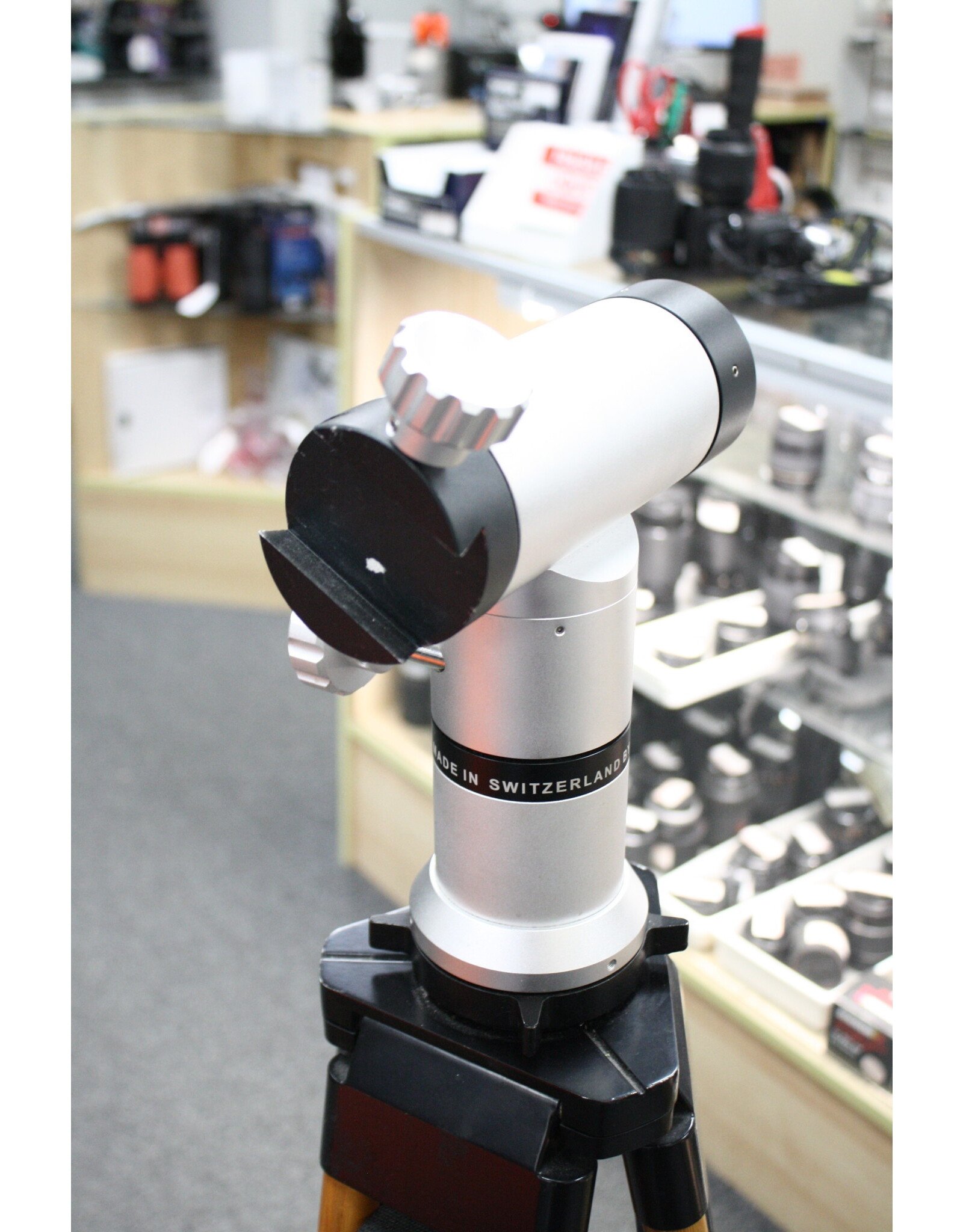 William Optics William Optics EZTouch Alt-Az Mount on a Wood Surveyor Tripod (Pre-owned)