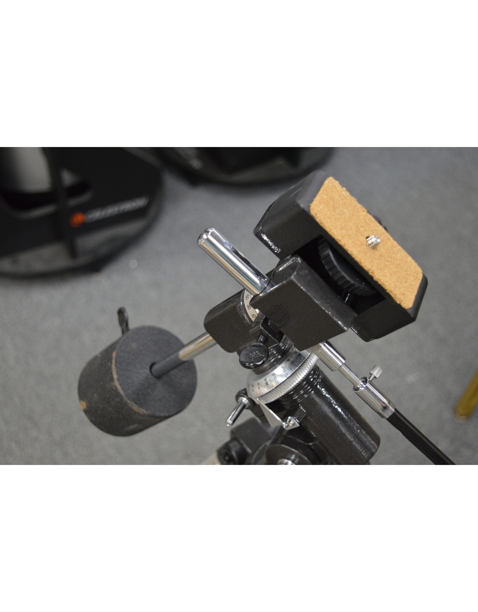 Unbranded EQ2 Equatorial Mount with 1/4-20 Camera/Scope Platform (Pre-owned)
