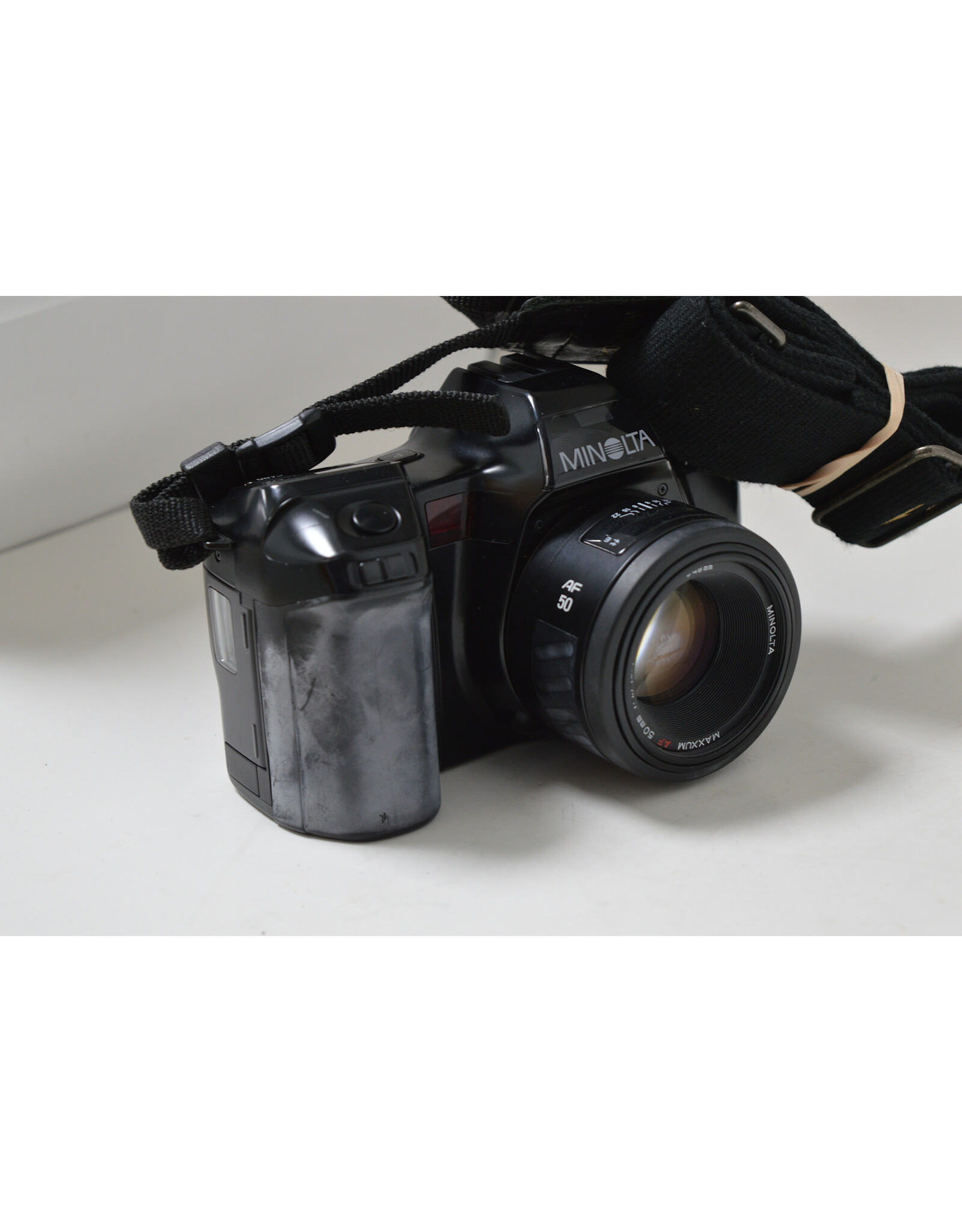 Konica Minolta Minolta Maxxum 7000i 35mm SLR Film Camera (Pre-owned)