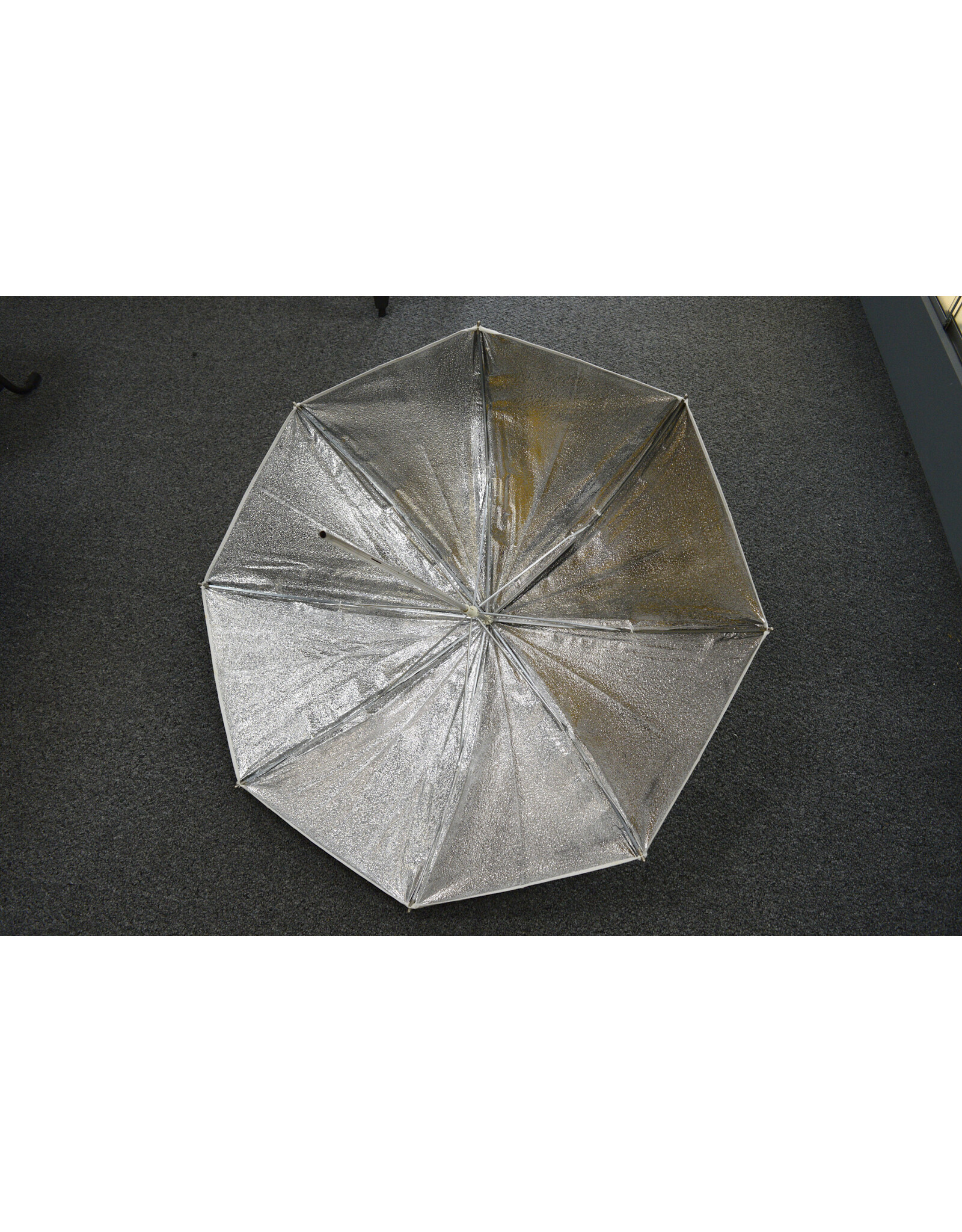 Bowens Bowens 28 Inch Black/Silver Reflective Umbrella (Pre-owned)