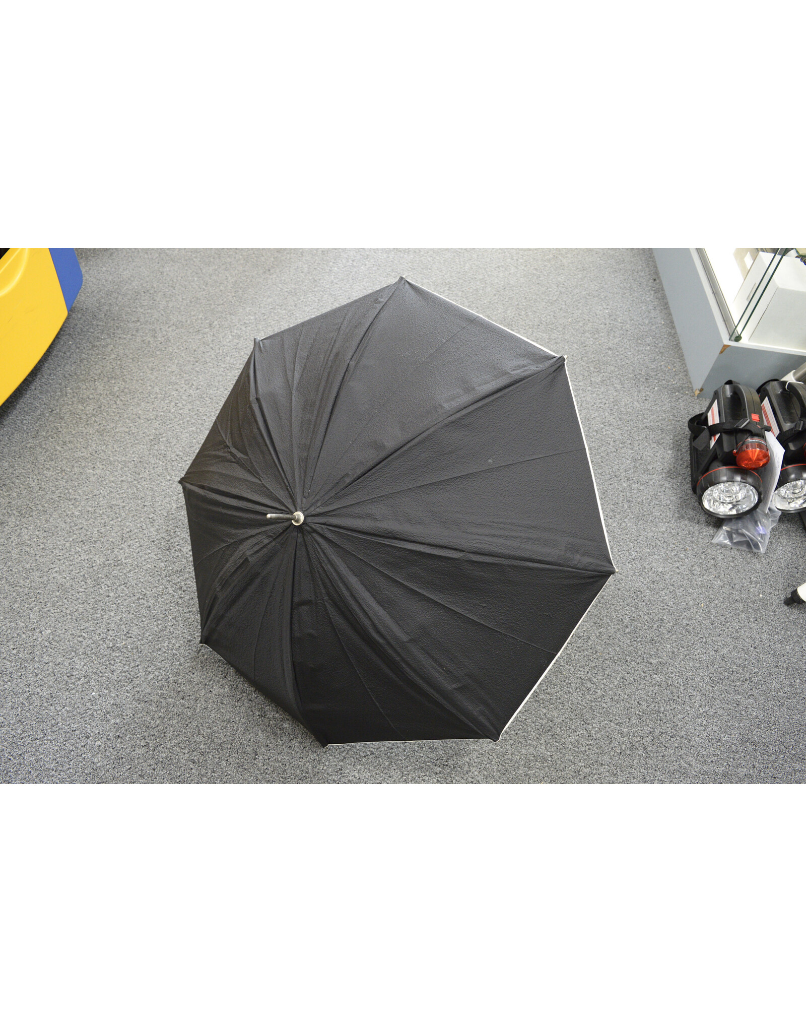 Bowens Bowens 28 Inch Black/Silver Reflective Umbrella (Pre-owned)