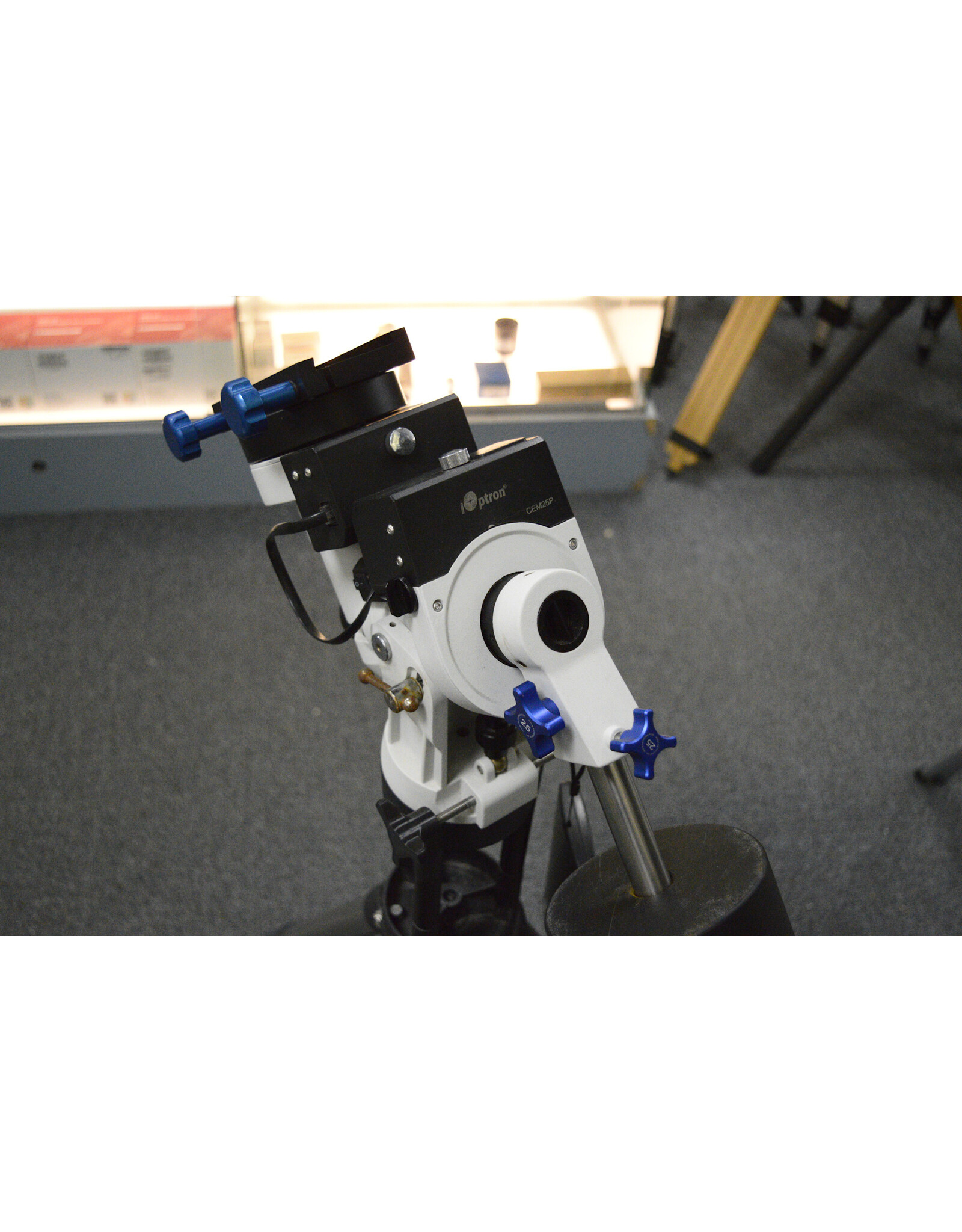 iOptron iOptron CEM25 Mount with Tripod and Hard Case (Pre-Owned)