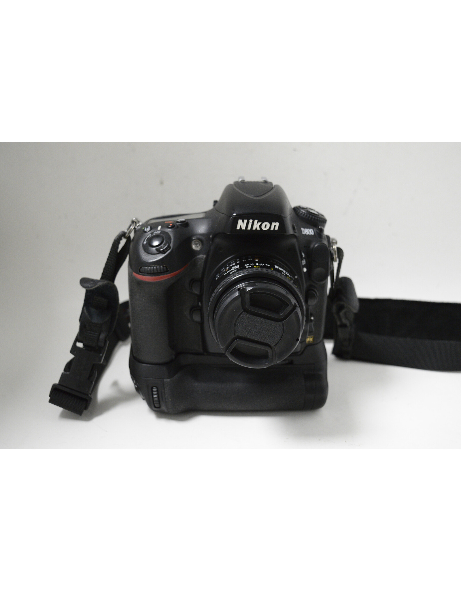 Nikon Nikon D800 w/ 50mm 1.8 and Meike 85mm 1.8, Kastar Battery Grip, Charger, Vangaurd Bag, Rode Video Mic Go II