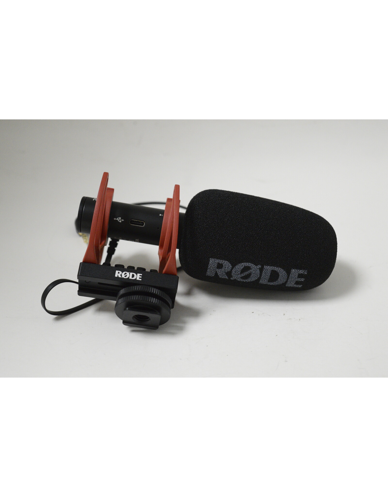 Nikon Nikon D800 w/ 50mm 1.8 and Meike 85mm 1.8, Kastar Battery Grip, Charger, Vangaurd Bag, Rode Video Mic Go II