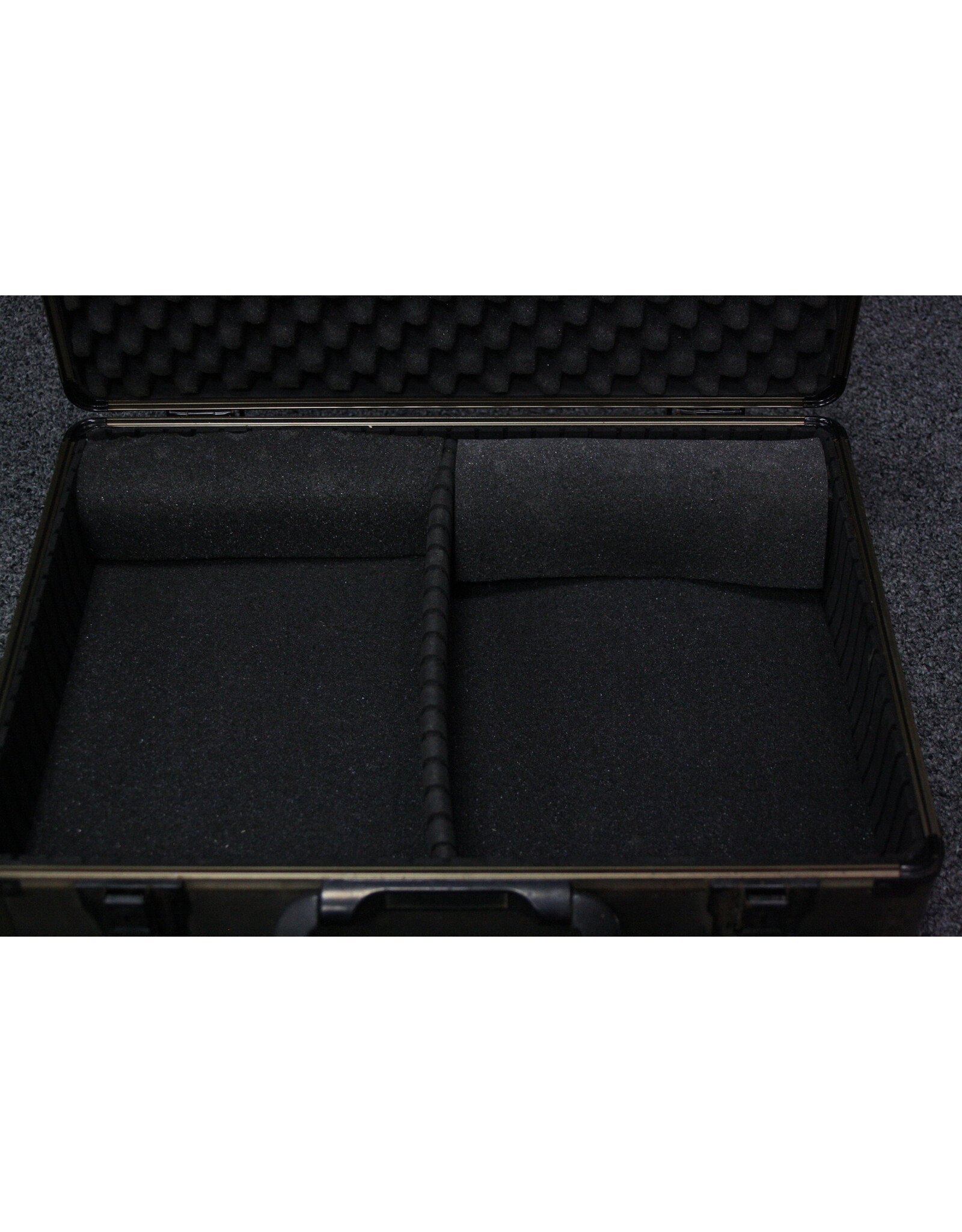 Unbranded 16.5 x 12 x 5.5" aluminum case with padded interior