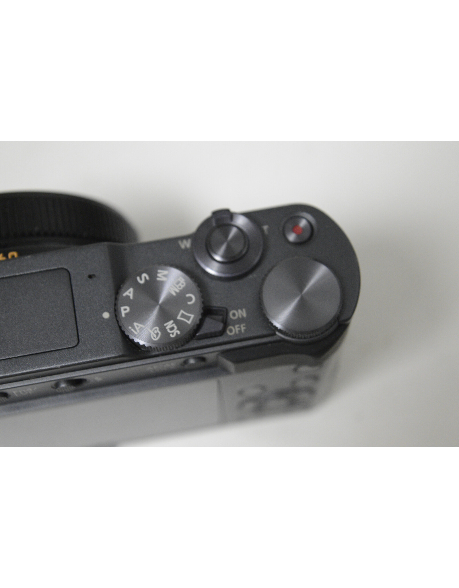 Panasonic Lumix Panasonic LUMIX ZS200 20.1 MP Digital Camera - Black  with Case, Charger and Battery (Pre-owned)