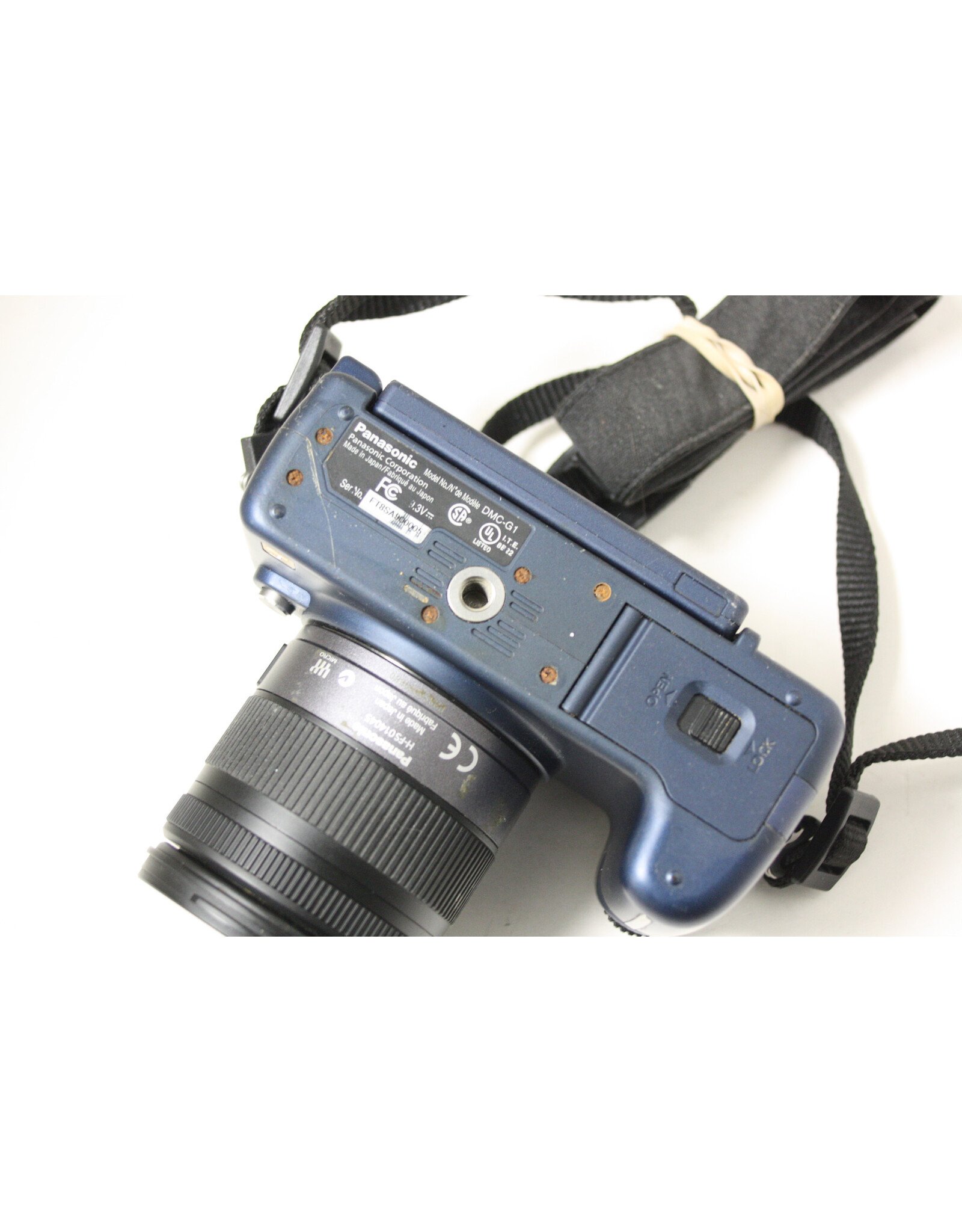 Lumix Lumix G1 with Lumix G Vario 14-45mm f/3.5-5.6 lens, neck strap, battery and charger (Pre-owned)