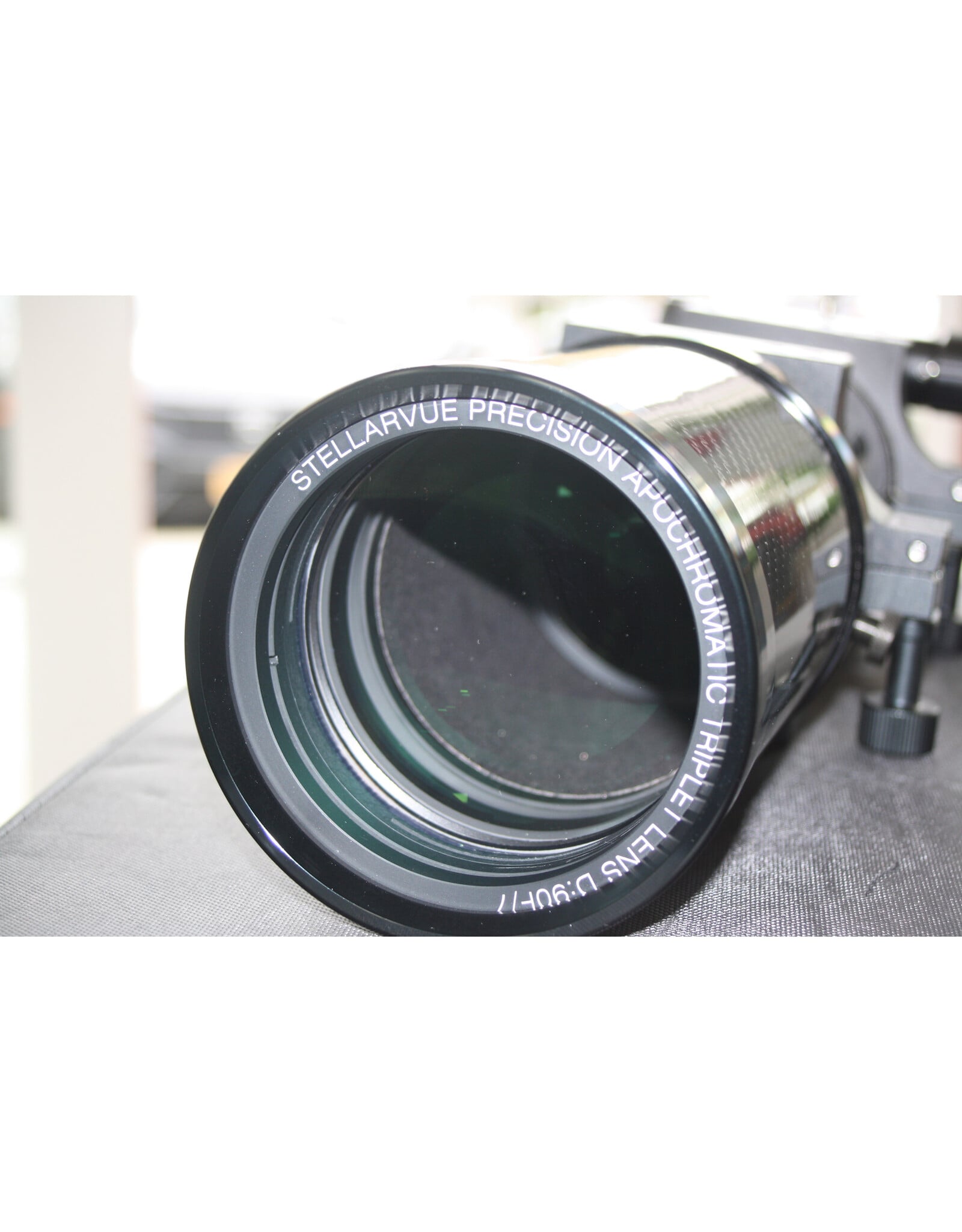 Stellarvue Stellarvue SVR-90 Raptor 90mm F/7 Carbon Fiber APO Triplet - Refractor with Case (Pre-Owned)