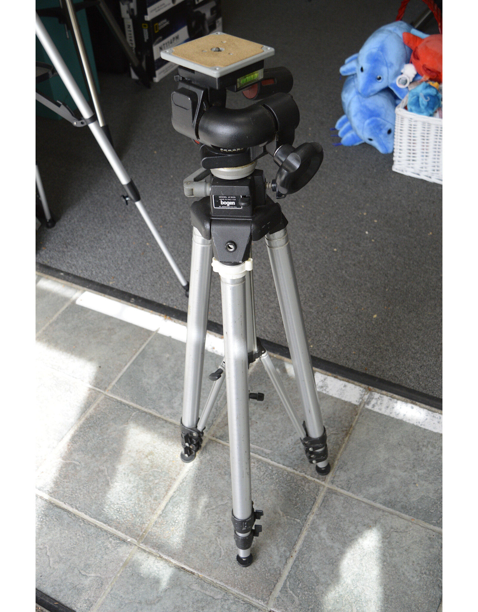 Bogen Bogen 3035 Tripod with 3057 Heavy Duty Head (Pre-Owned)