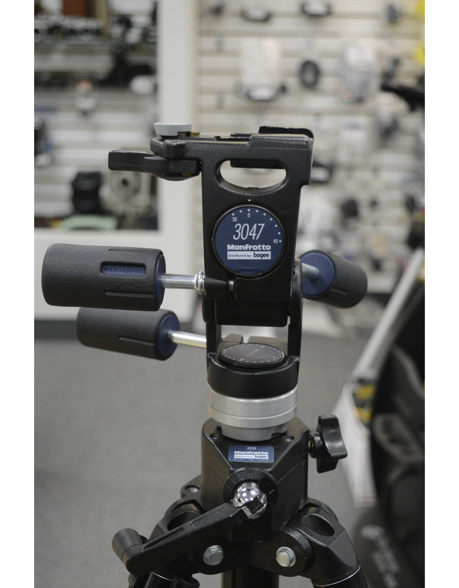 Bogen Bogen 3233 Heavy Duty Tripod with 3047 Head &  Quick Release Plate (Pre-owned)