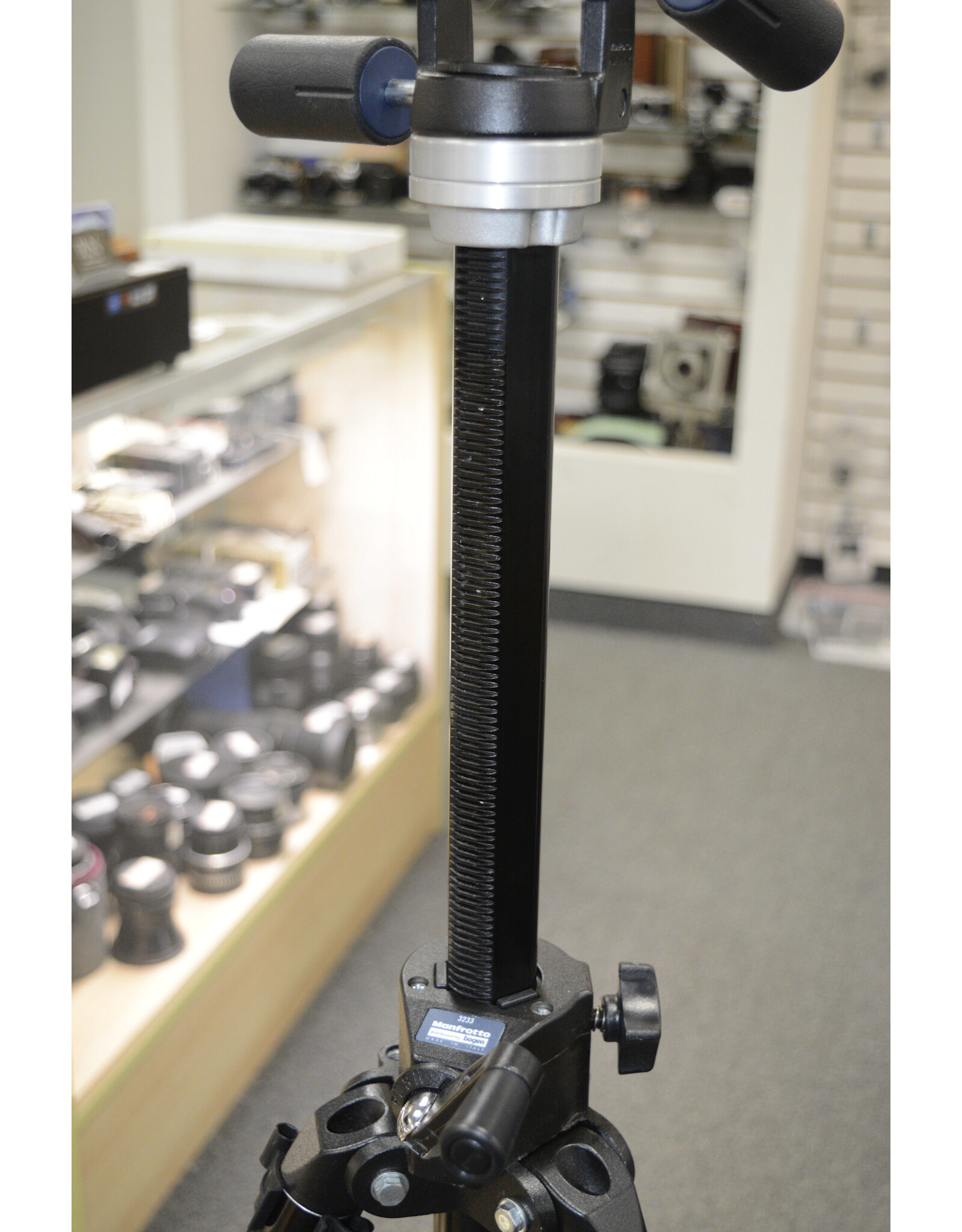 Bogen Bogen 3233 Heavy Duty Tripod with 3047 Head &  Quick Release Plate (Pre-owned)