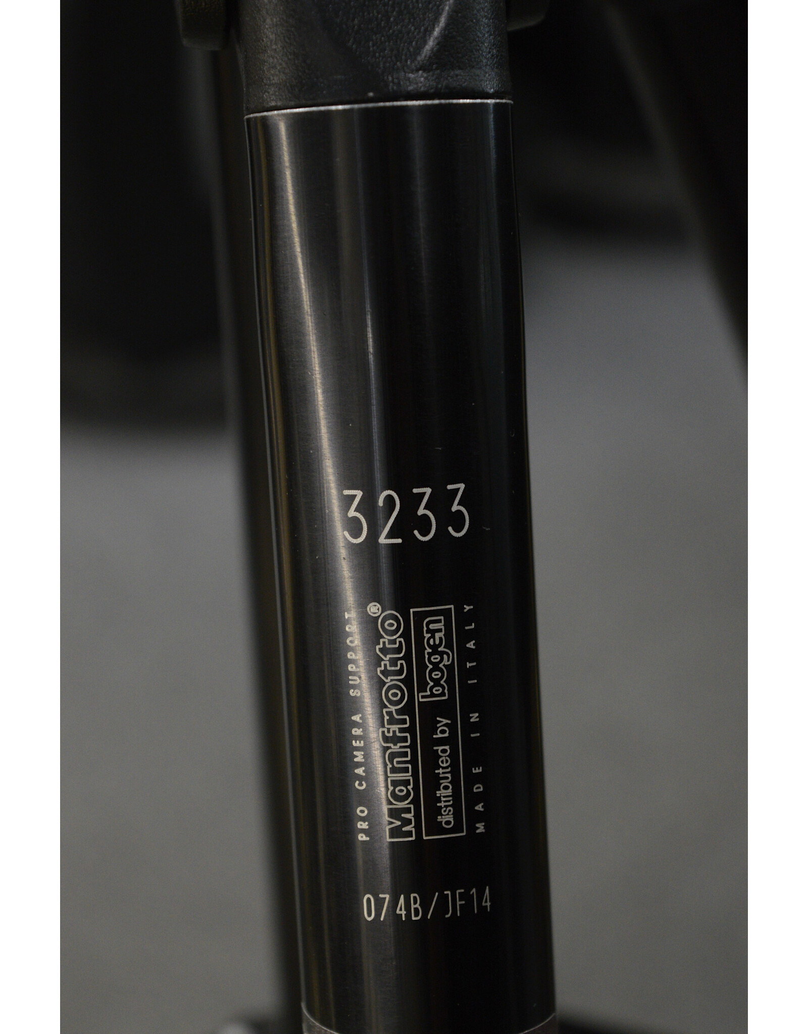 Bogen Bogen 3233 Heavy Duty Tripod with 3047 Head &  Quick Release Plate (Pre-owned)