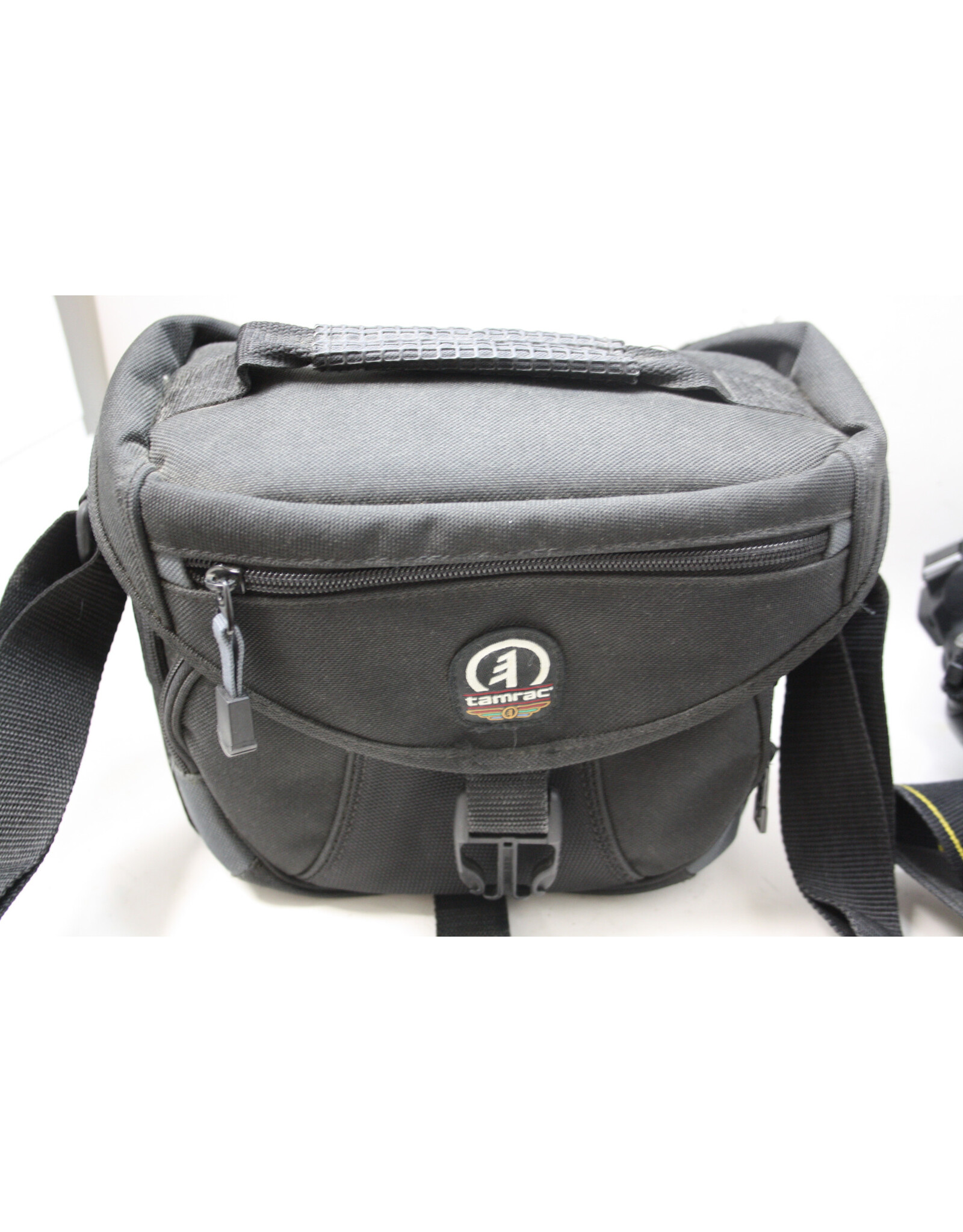 Nikon Nikon D40 Digital Camera with 18-55mm f/3.5-5.6 and 55-200mm f/4-5.6 (Pre-Owned)