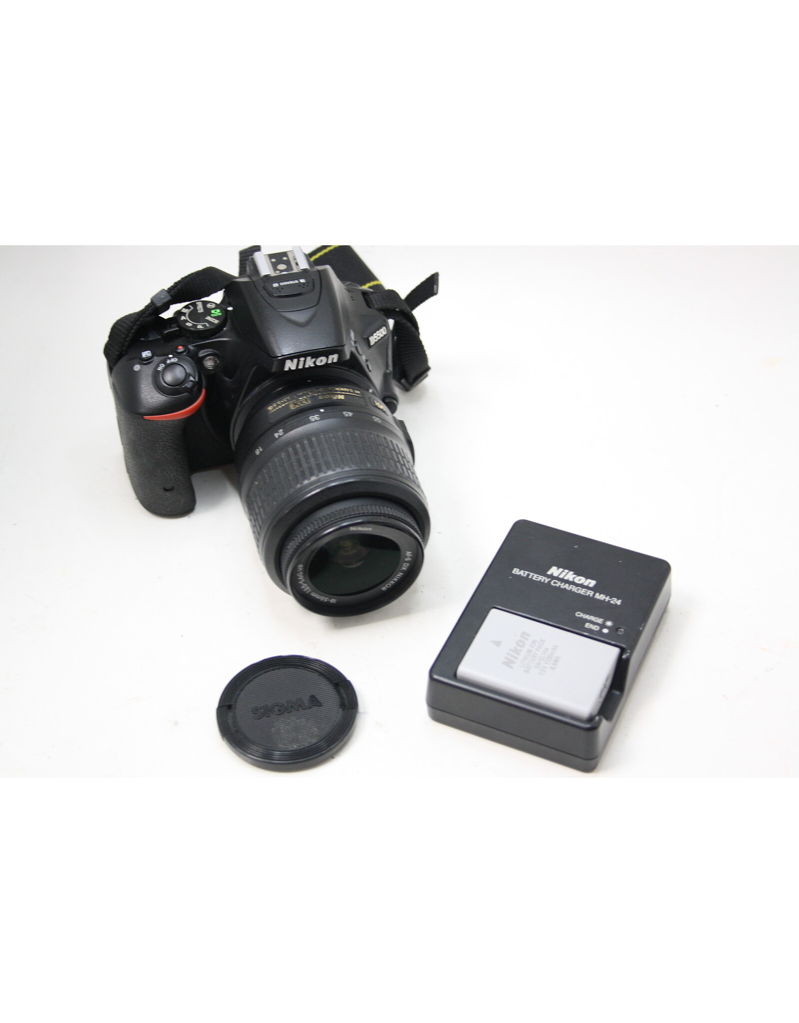 Nikon Nikon D5500 24.2MP DSLR Camera red /AF-S 18-55mm VR Lens (Pre-owned)