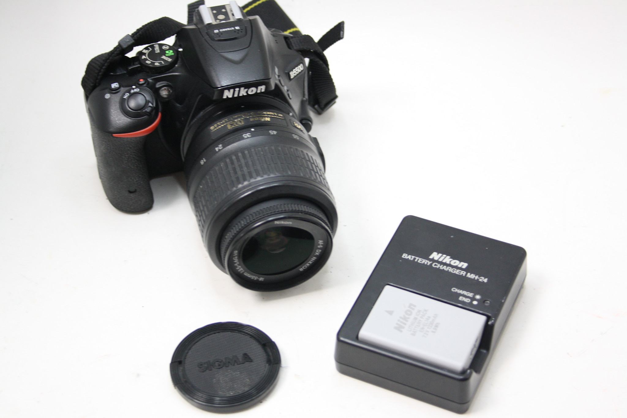 Nikon D5500 24.2MP DSLR Camera red /AF-S 18-55mm VR Lens (Pre
