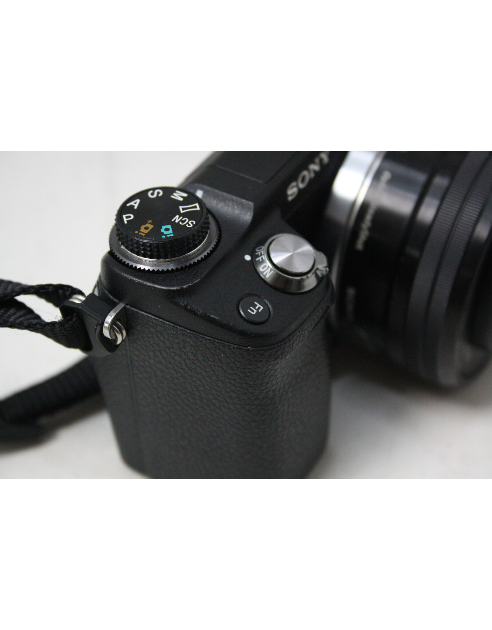 Sony Alpha NEX-6 Mirrorless Digital Camera with 16-50 F/3.5-5.6 Lens (Pre-Owned)