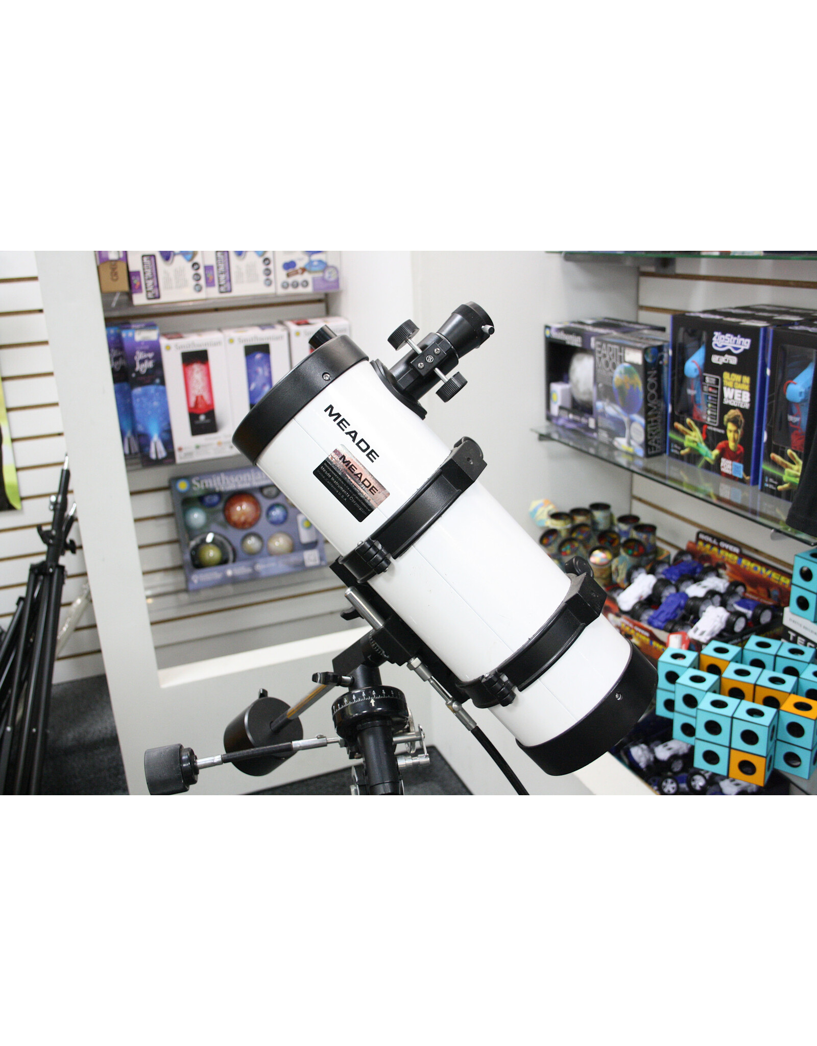 Meade White Meade Newtonian D=114 mm  F=1000mm f/8.8   w/ manual mount, tripod, and finder