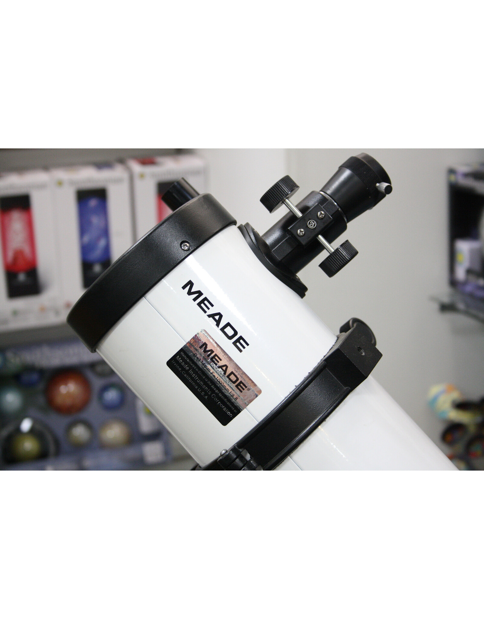 Meade White Meade Newtonian D=114 mm  F=1000mm f/8.8   w/ manual mount, tripod, and finder