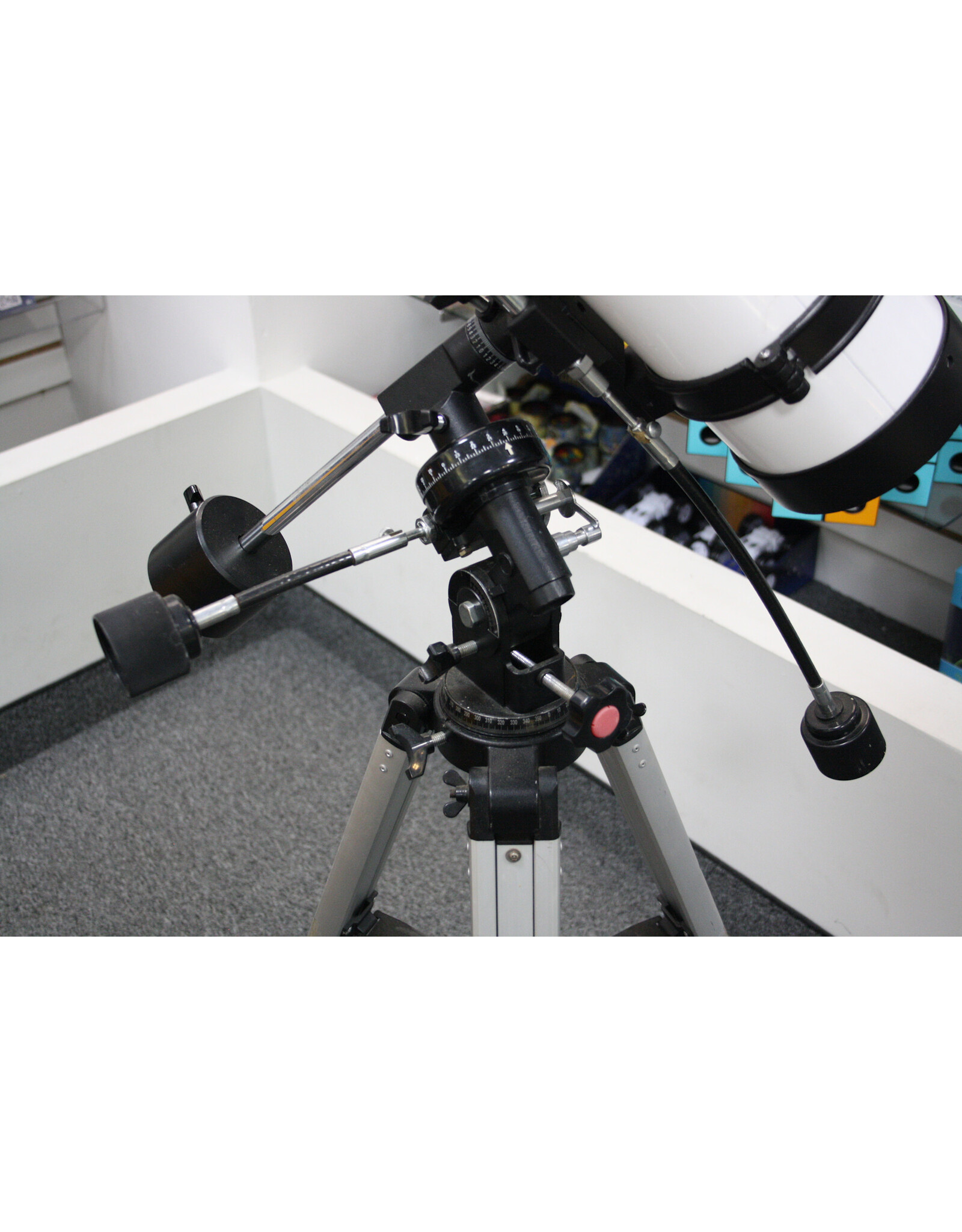 Meade White Meade Newtonian D=114 mm  F=1000mm f/8.8   w/ manual mount, tripod, and finder