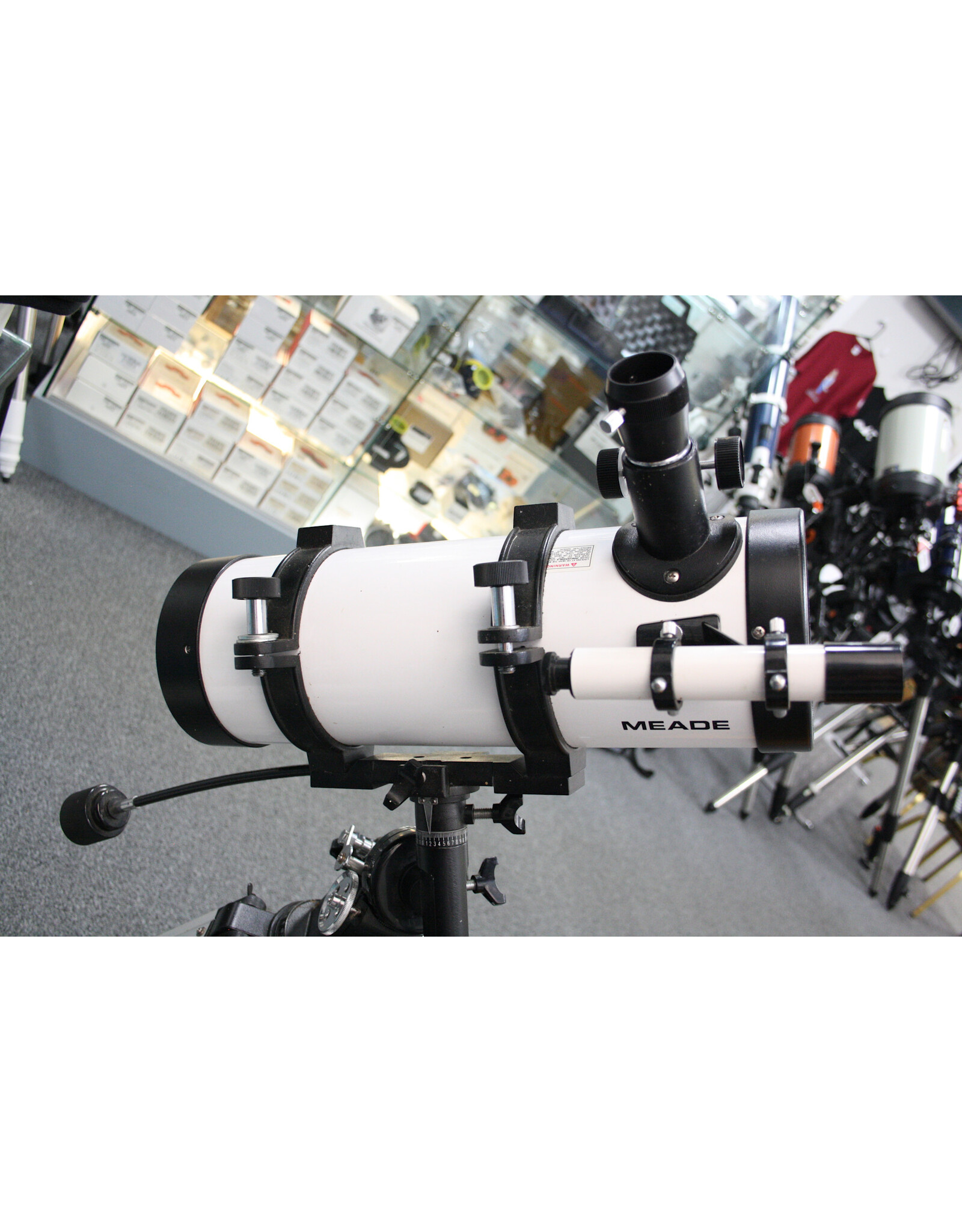 Meade White Meade Newtonian D=114 mm  F=1000mm f/8.8   w/ manual mount, tripod, and finder