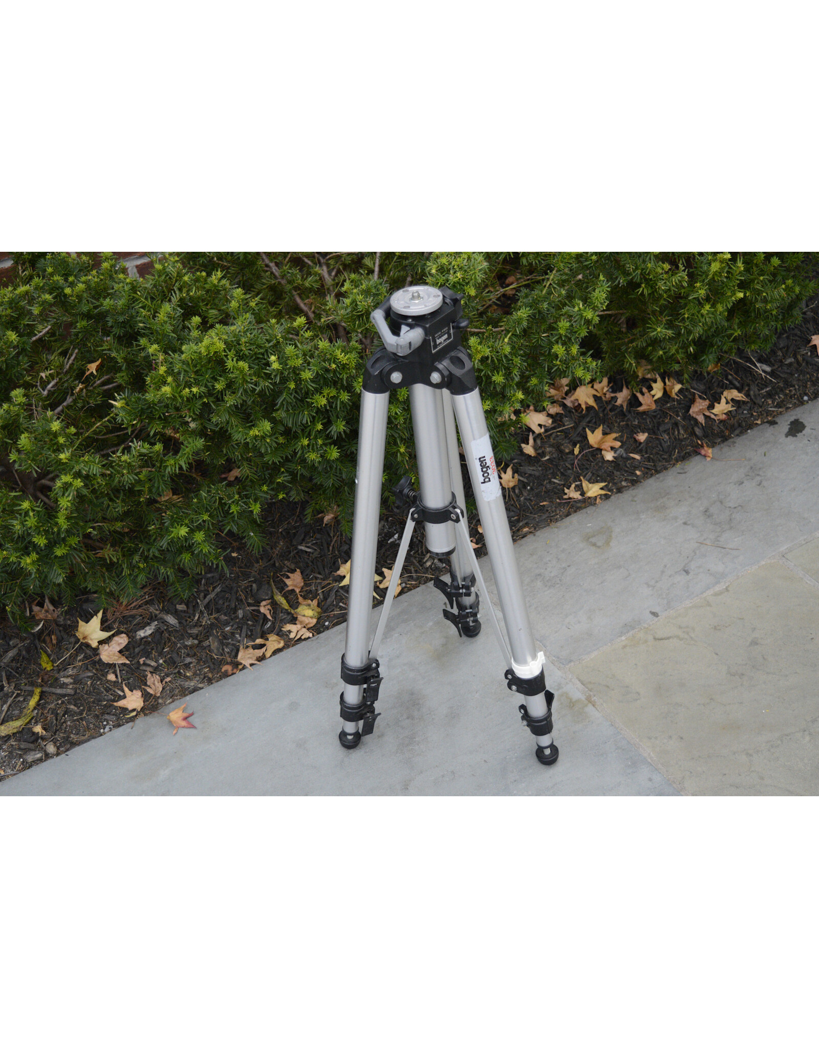 Bogen Bogen Model #3033 Tripod with Bogen #3057 Heavy Duty tripod Head with QR Plate (Pre-owned)