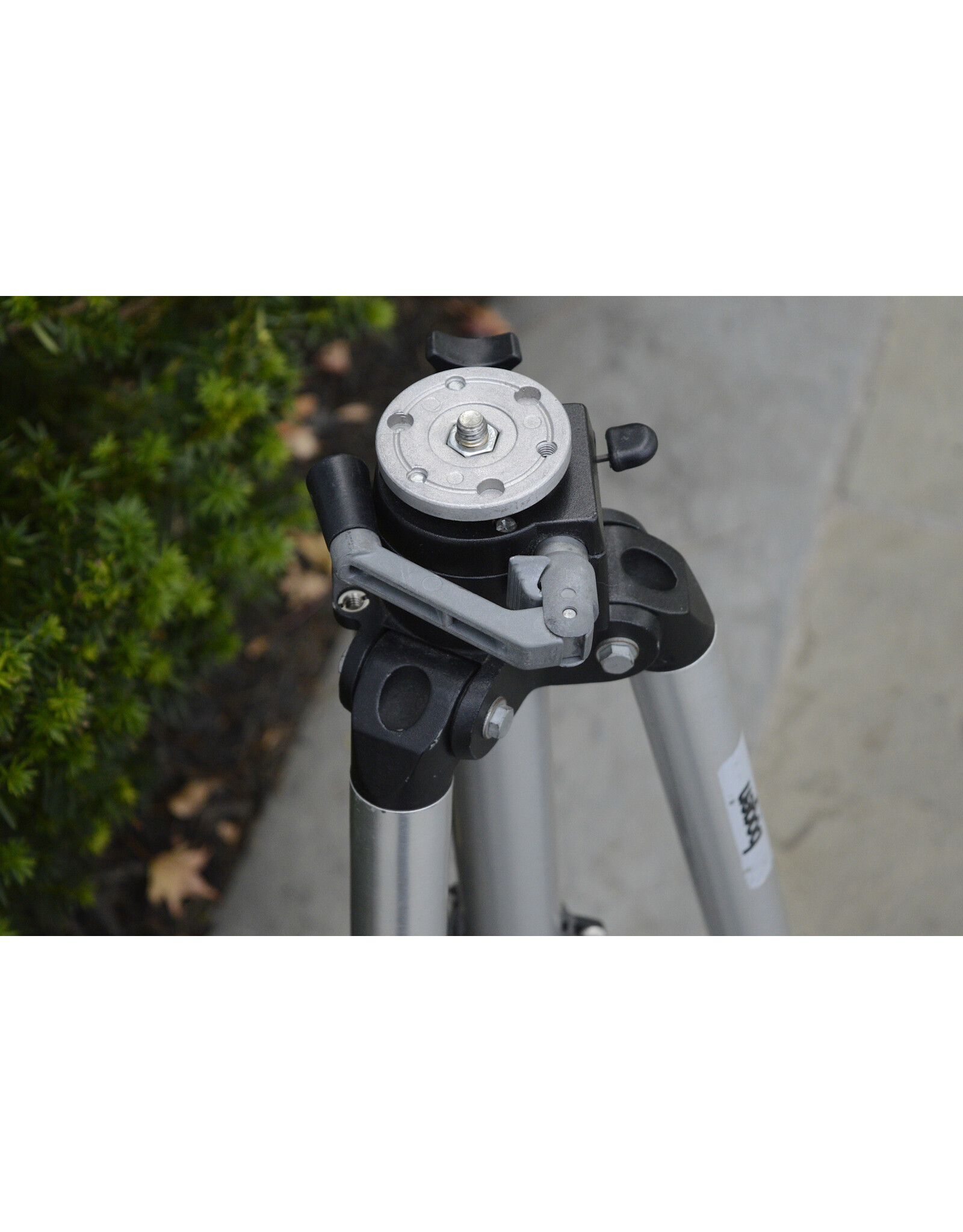 Bogen Bogen Model #3033 Tripod with Bogen #3057 Heavy Duty tripod Head with QR Plate (Pre-owned)