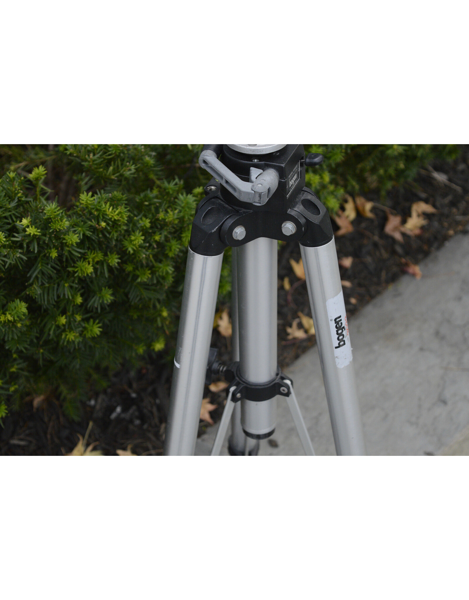 Bogen Bogen Model #3033 Tripod with Bogen #3057 Heavy Duty tripod Head with QR Plate (Pre-owned)