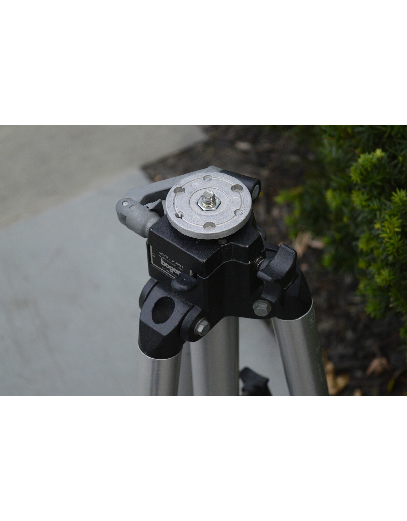 Bogen Bogen Model #3033 Tripod with Bogen #3057 Heavy Duty tripod Head with QR Plate (Pre-owned)