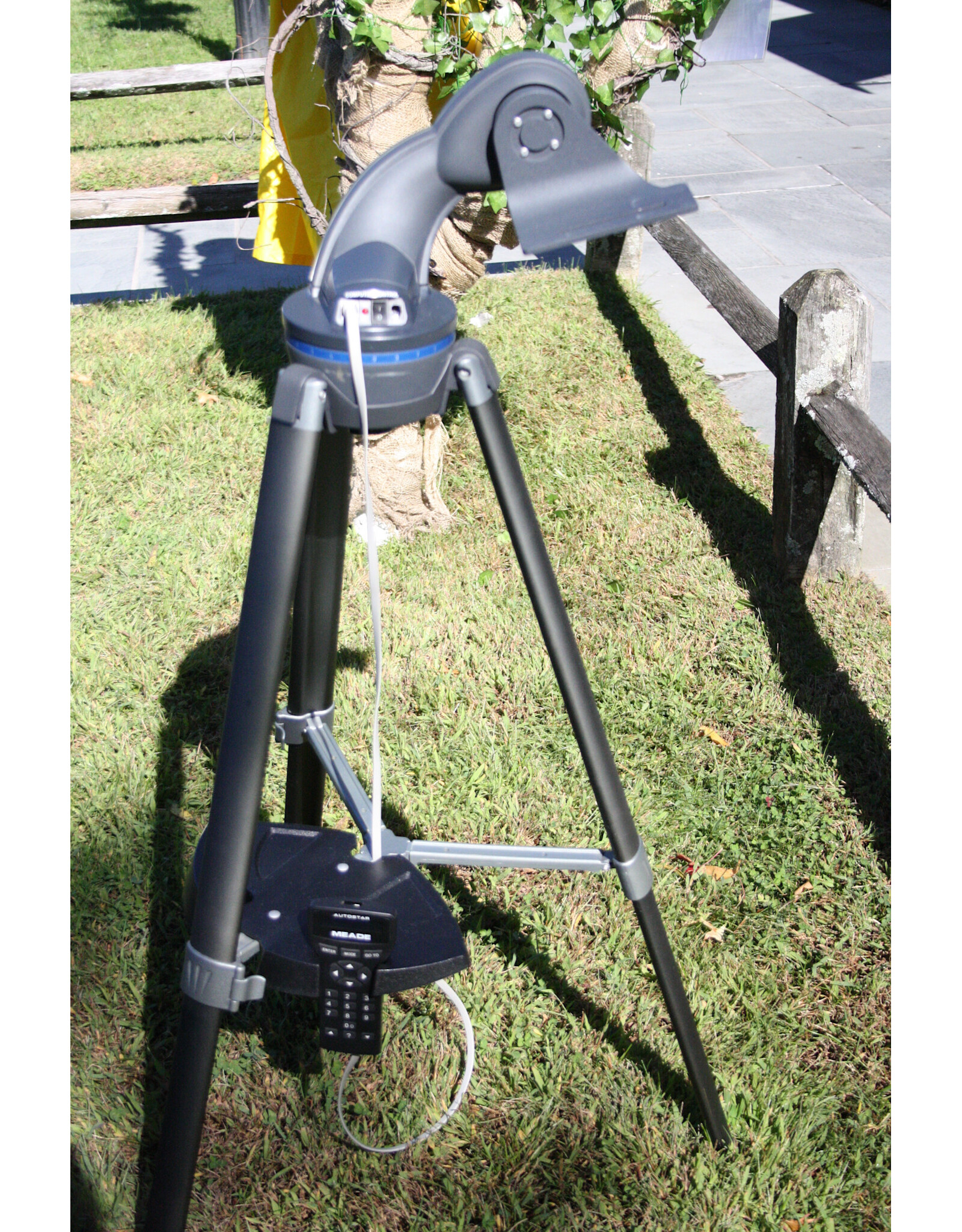 Meade Meade Starnavigator Mount with Autostar Hand Controller and Tripod (Pre-Owned)