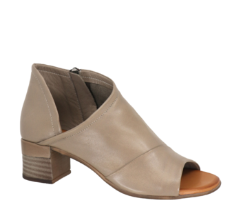 Everly Women's Gia Taupe