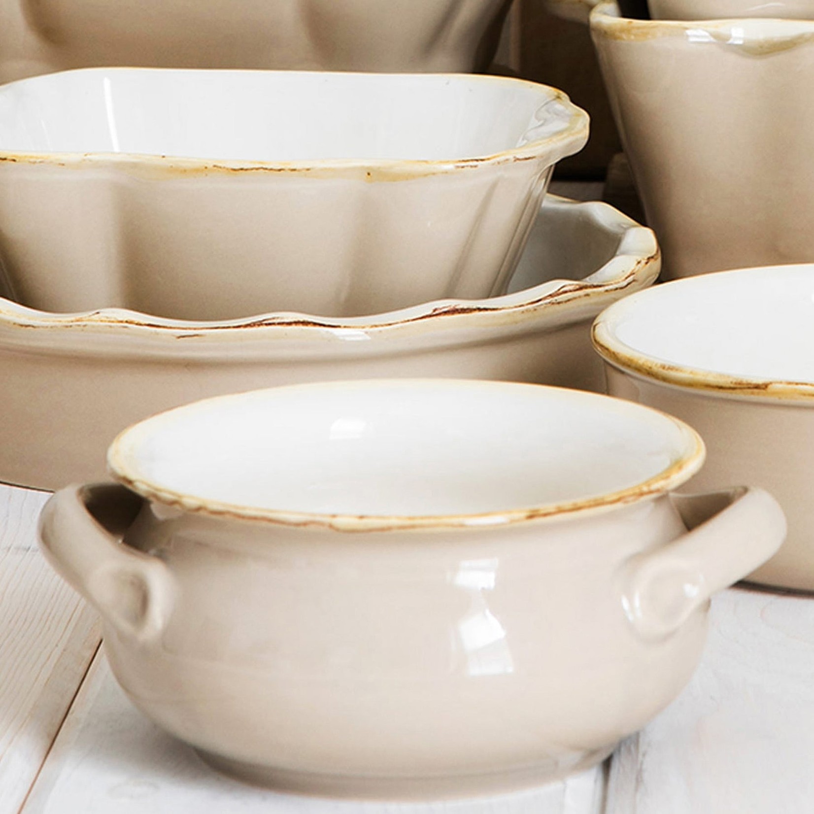 Vietri VIETRI Small Handled Round Baker