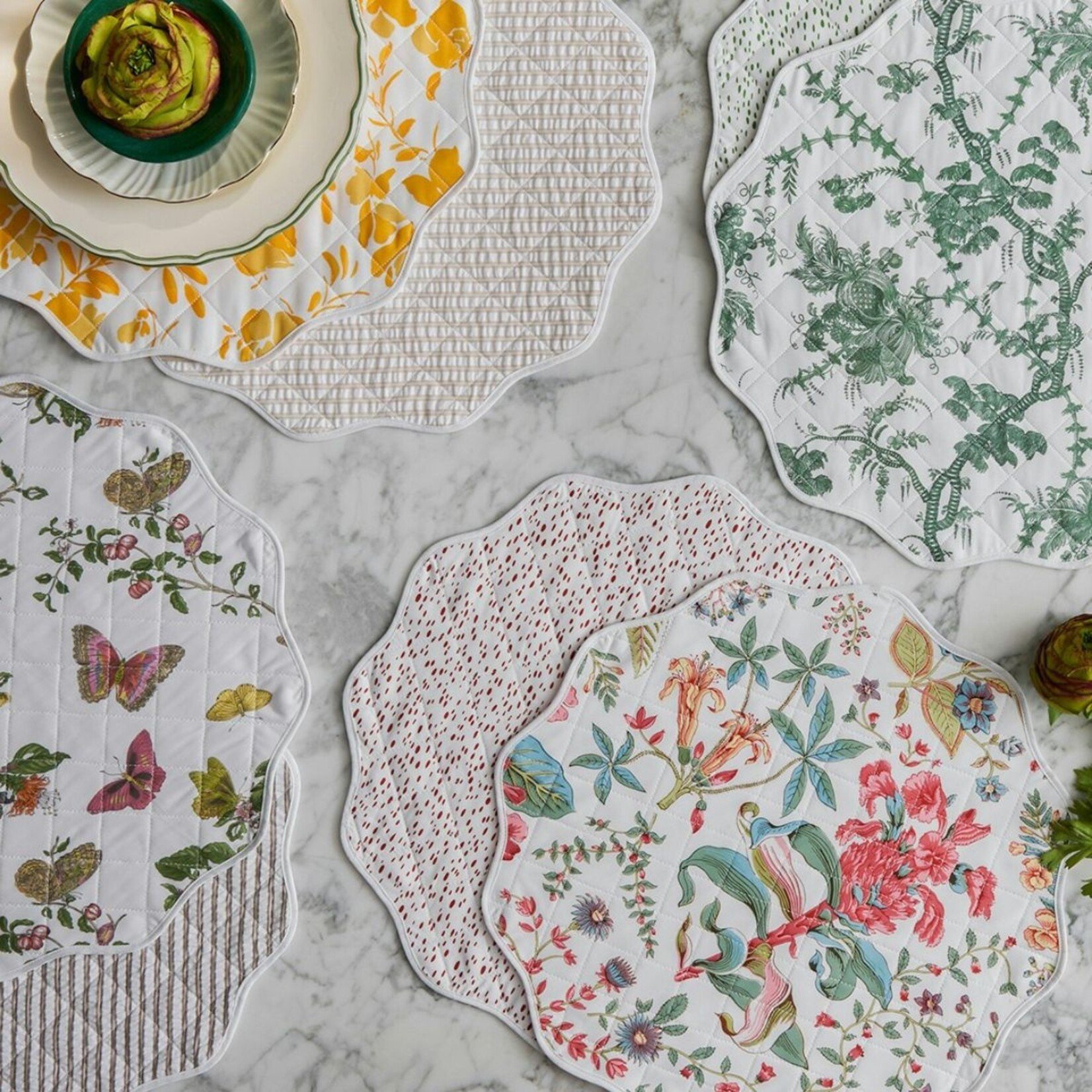 Matouk MATOUK Reversible 16 " Quilted Circle Placemat Set of 4- Pomegranate Pink & Celine Redberry