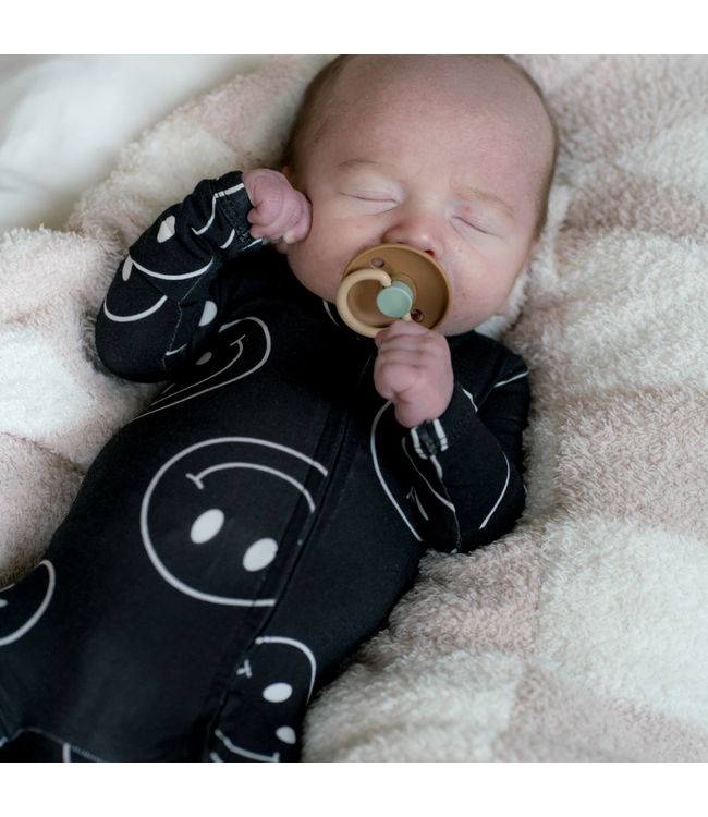 PIP + PHEE FOOTED SLEEPER BLK SMILE