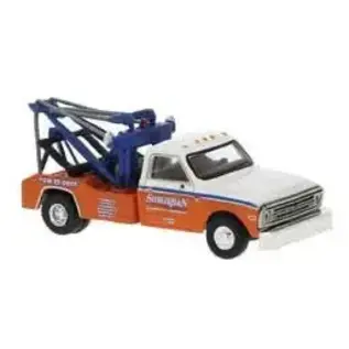 brekina 19667 Chevrolet C30 Abschleppwagen "Suburban"