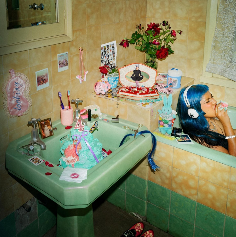 Ecca Vandal - Looking For People To Unfollow (Bathroom Blue)