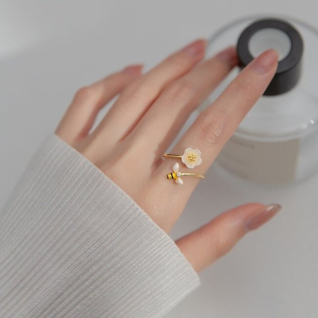 Adjustable Daisy Flower Bee Ring