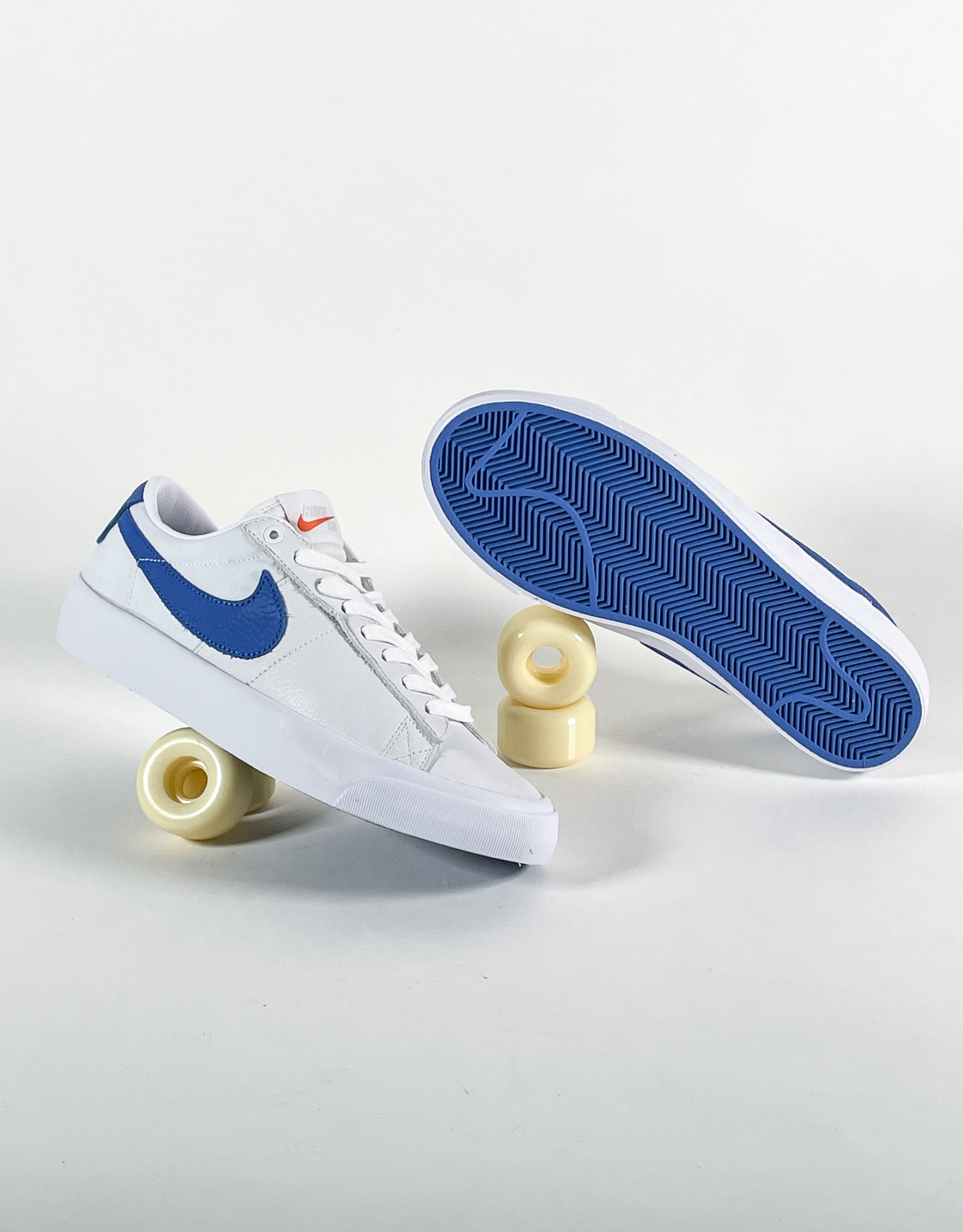 NIKE NIKE SB ZOOM BLAZER LOW PRO GT WHITE/VARSITY ROYAL-WHITE-VARSITY ROYAL